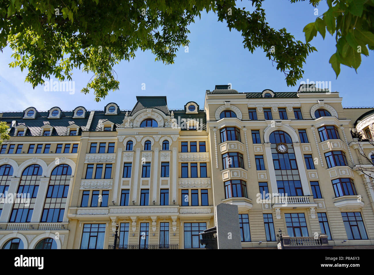 Maestoso e bellissimo edificio su un luminoso blu cielo sereno . Per il vostro design Foto Stock