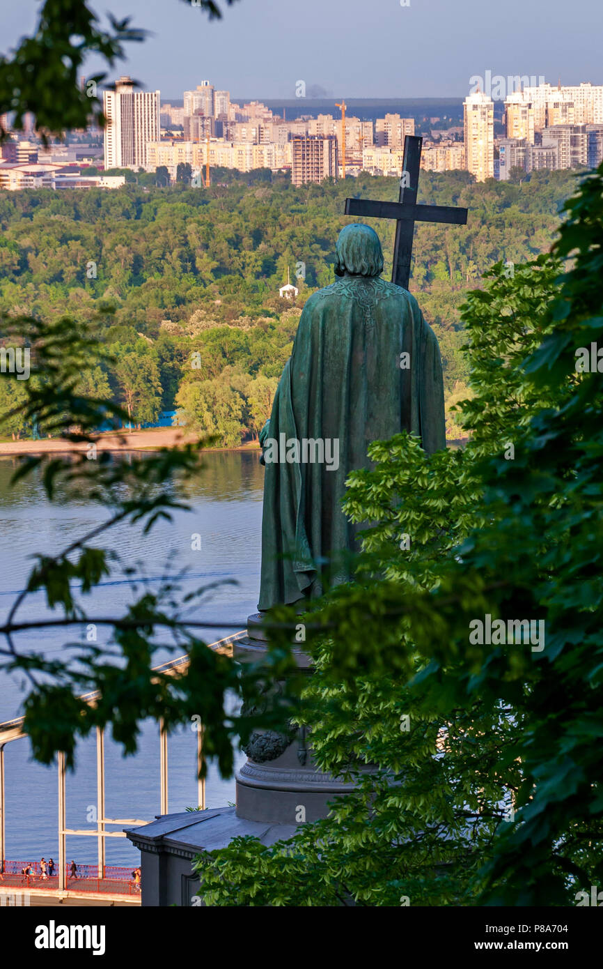 Bella vista da dietro il monumento in piedi sopra il fiume a residenziali alti edifici di verde e di alberi che crescono sulla riva del fiume. . Per yo Foto Stock