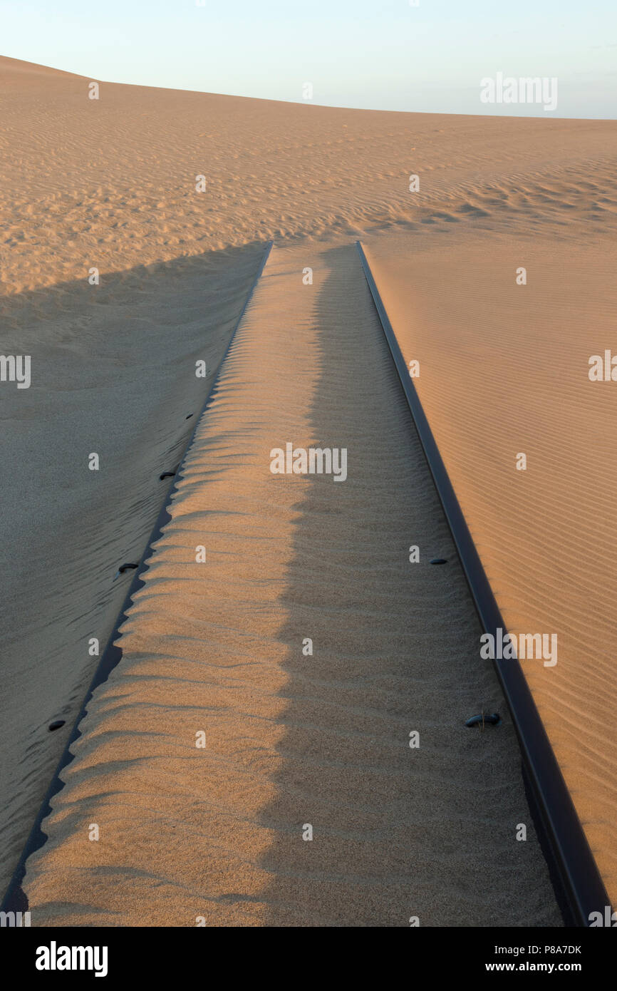 Dune di sabbia soffiata attraverso la linea ferroviaria a Lüderitz, Namibia Foto Stock