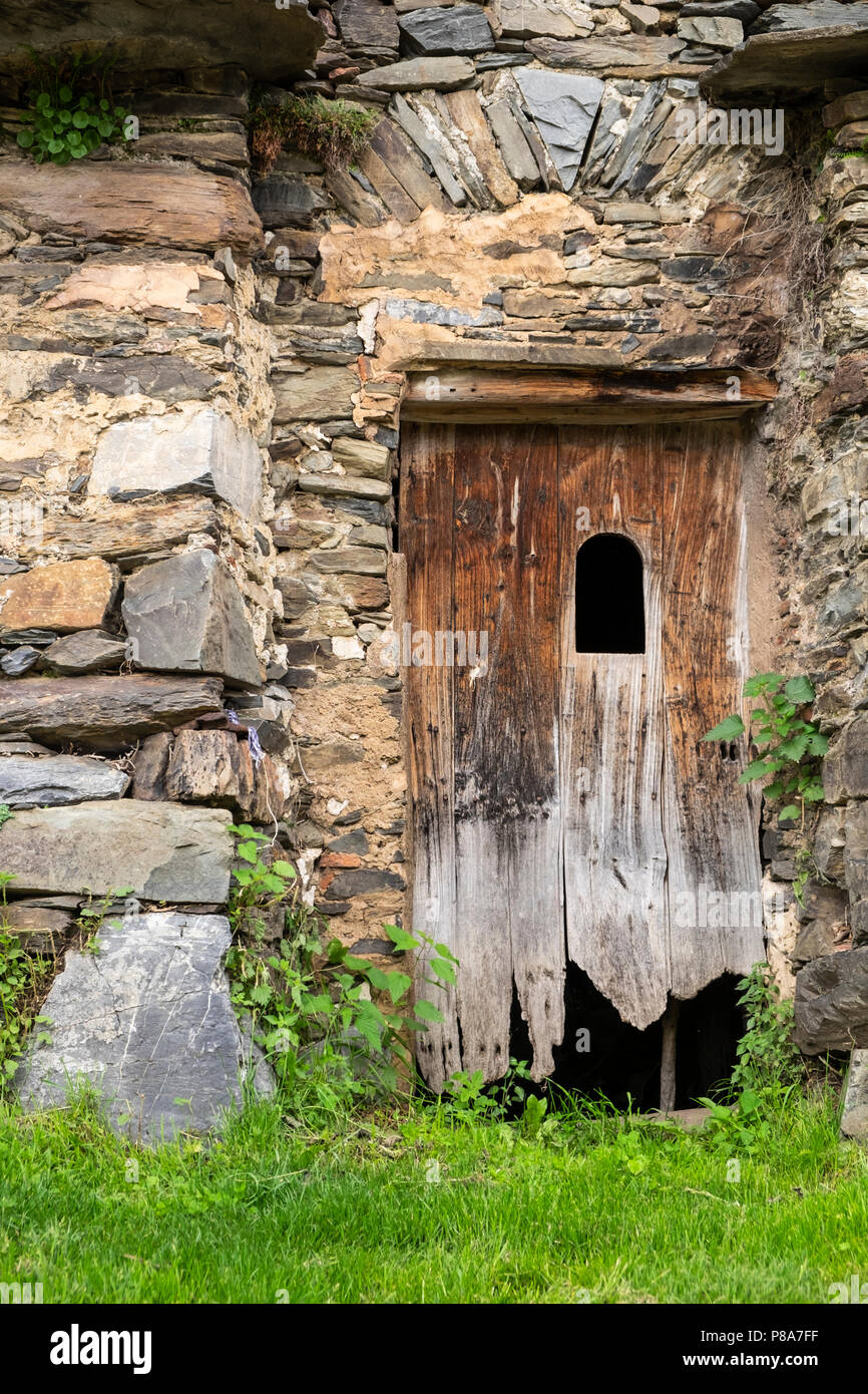 Antica fattoria di edifici e fienili, Liebro dei Pirenei catalani, Spagna Foto Stock