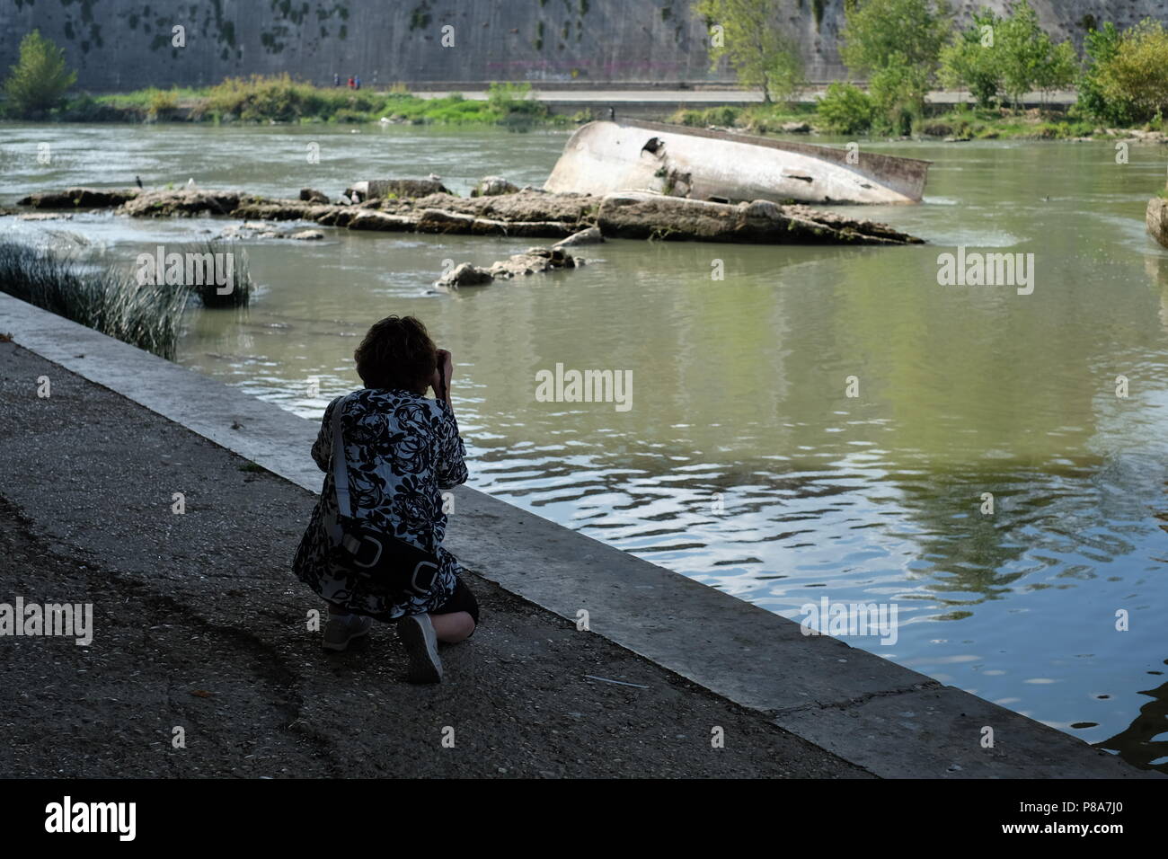 Relitto in barca nel fiume Tevere, Roma Foto Stock