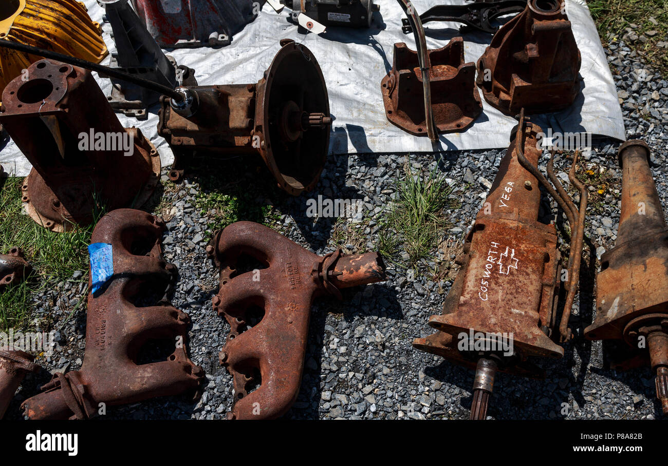 Vecchio, arrugginita collezionabile auto parti di motore per la vendita all'aperto swap auto-incontrare, Carlisle, Pennsylvania. Foto Stock