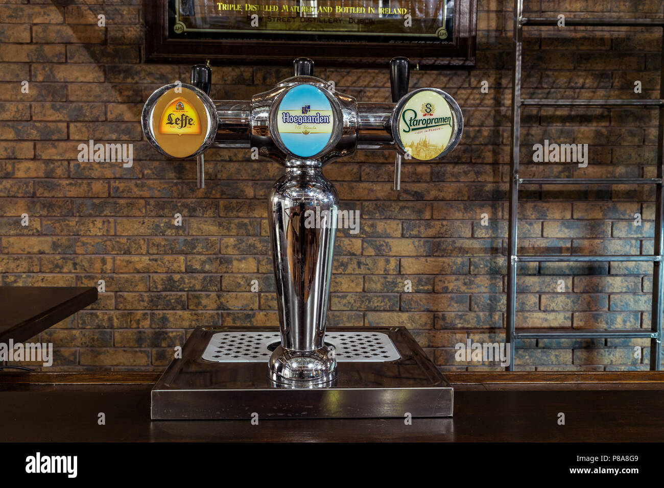 Marca distributore di birra al bar. Kiev, 14 marzo 2018 Foto Stock