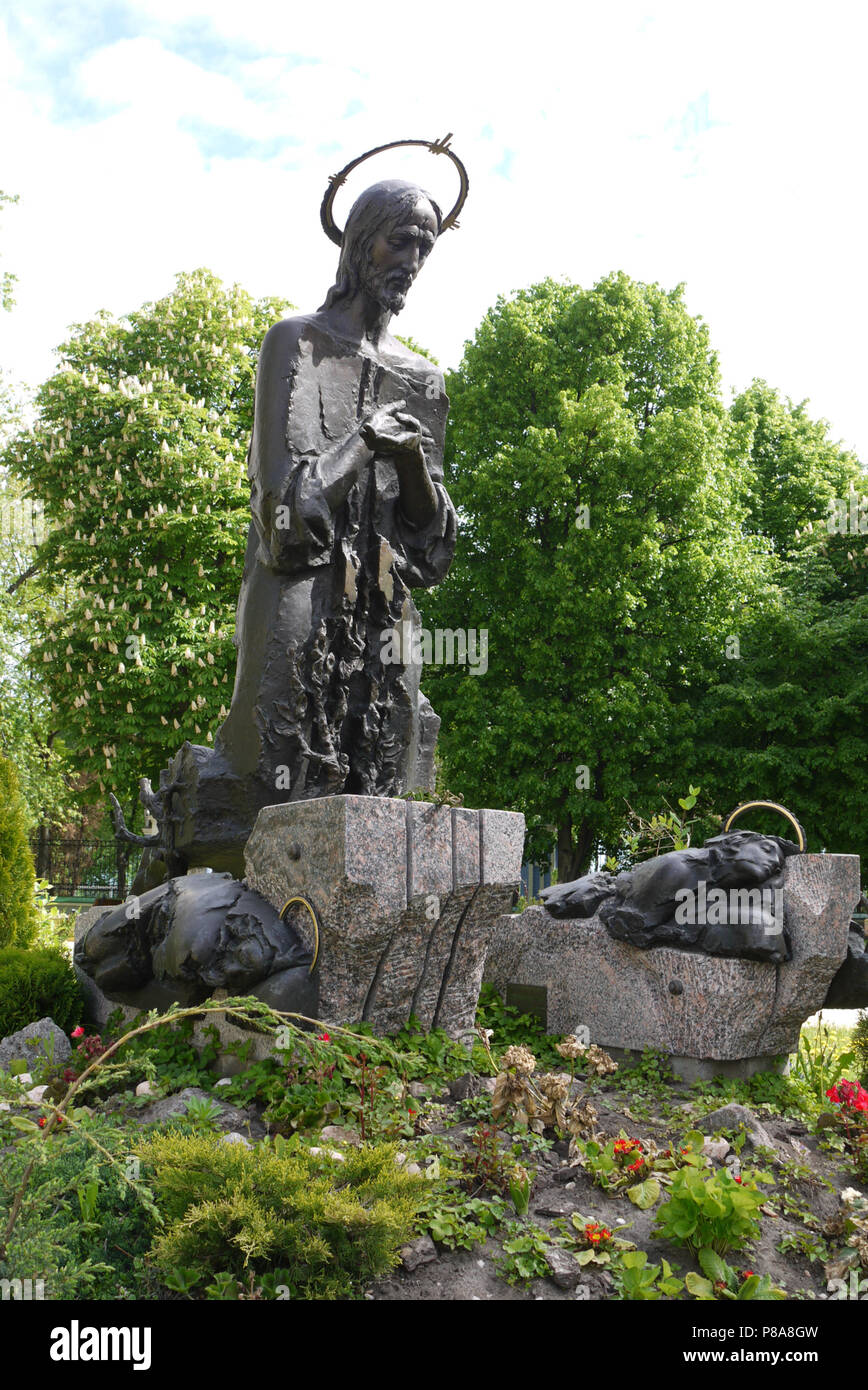 Un monumento a Gesù su una pietra su una collina alpina sullo sfondo della fioritura le castagne . Per il vostro design Foto Stock