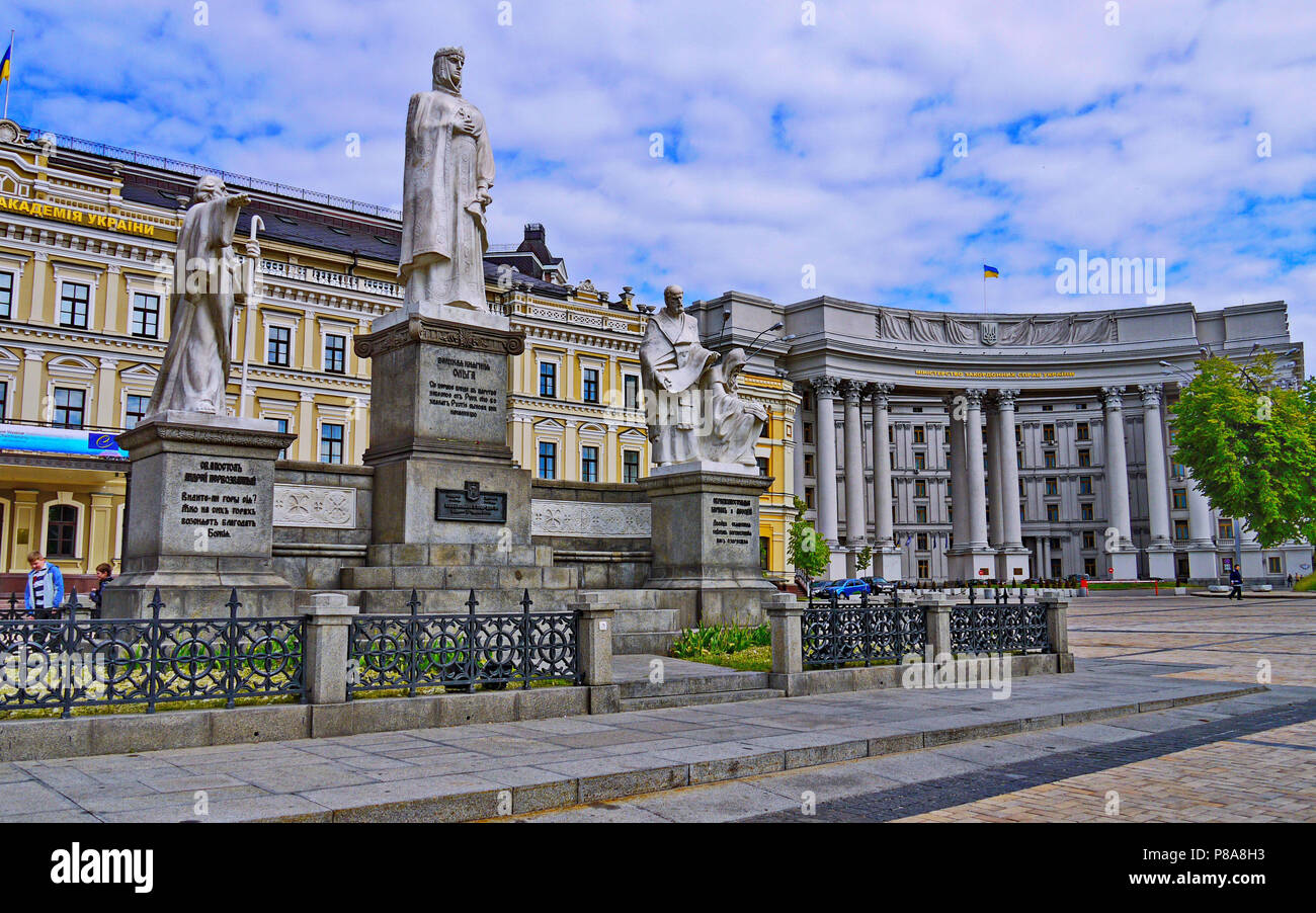 Il monumento alla Principessa Olga, il santo Apostolo Andrea Pervozvannym e il enlighteners Cirillo e Metodio adornano Mikhailovskaya Square. Kiev. Ukrain Foto Stock