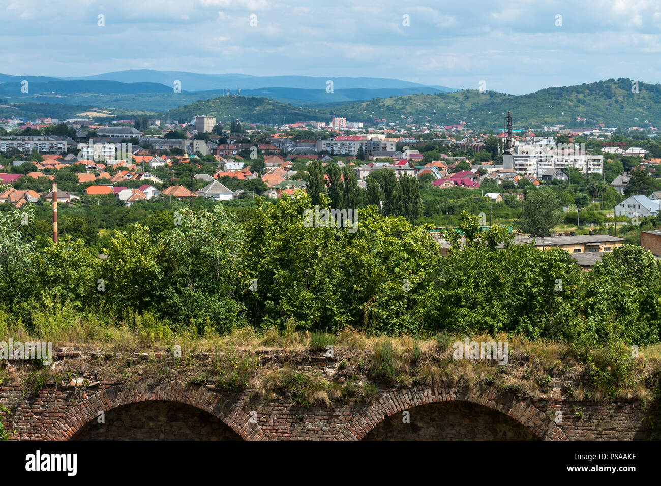 Un bellissimo panorama su una città che giace in una valle di montagna con tetti di edifici ad alta e un settore privato . Per il vostro design Foto Stock