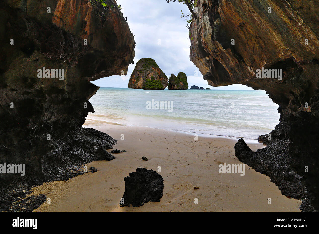 Pranang cave beach nella provincia di Krabi, Thailandia Foto Stock