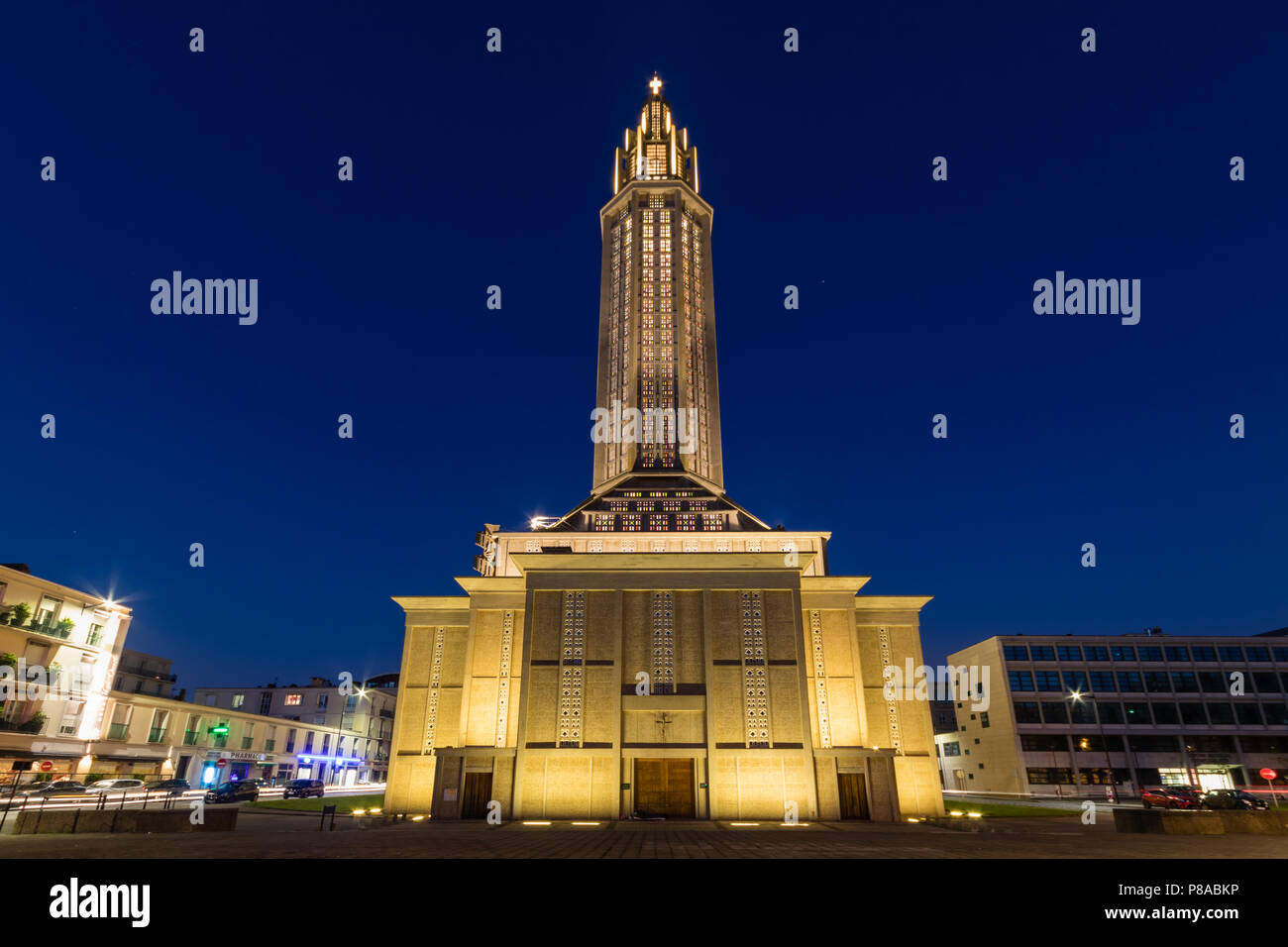 Contemporary chiesa di San Giuseppe Le Havre Francia durante la notte Foto Stock