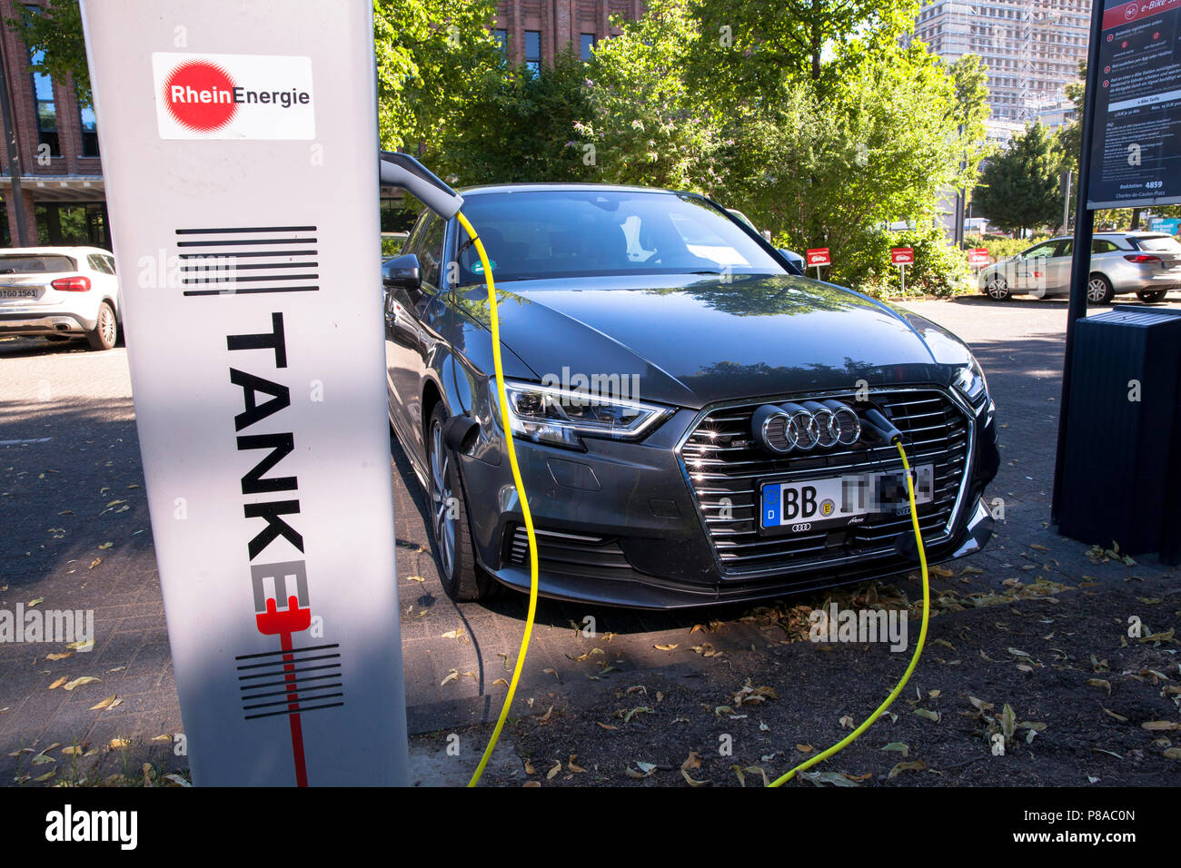 Un Audi A 3 Sportback e-tron in corrispondenza di una stazione di carica dell'Mobilstation sulla Charles-de-Gaulle square nel quartiere Deutz di Colonia, Germania. Con un Foto Stock