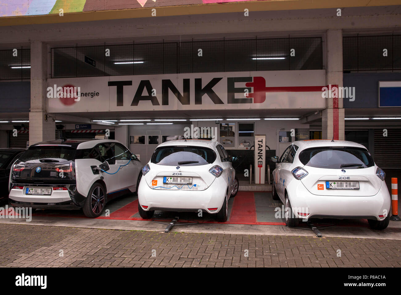 Le automobili elettriche in corrispondenza di una stazione di carica in corrispondenza della strada Lungengasse, Colonia, Germania Elektroautos un einer E-Tankstelle/Ladestation in der Lungengasse, Ko Foto Stock