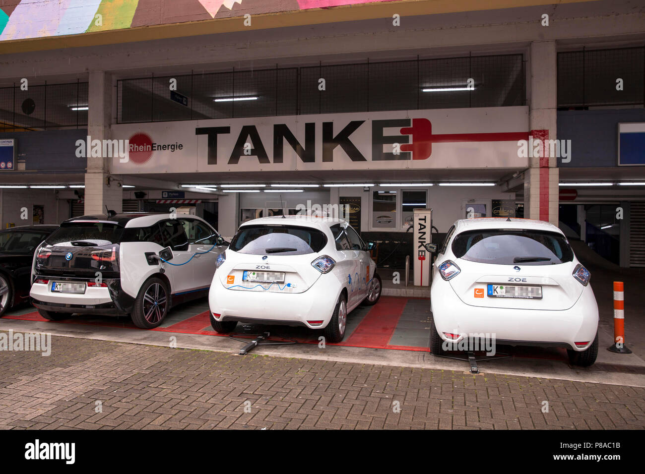 Le automobili elettriche in corrispondenza di una stazione di carica in corrispondenza della strada Lungengasse, Colonia, Germania Elektroautos un einer E-Tankstelle/Ladestation in der Lungengasse, Ko Foto Stock