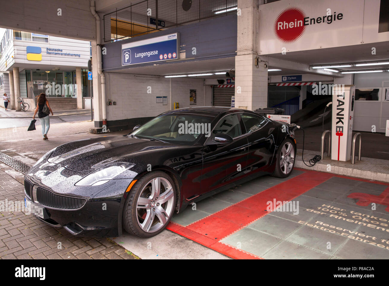 Auto elettrica Fisker Karma in corrispondenza di una stazione di carica in corrispondenza della strada Lungengasse, Colonia, Germania Fisker Karma un einer E-Tankstelle/Ladestation in der Lun Foto Stock