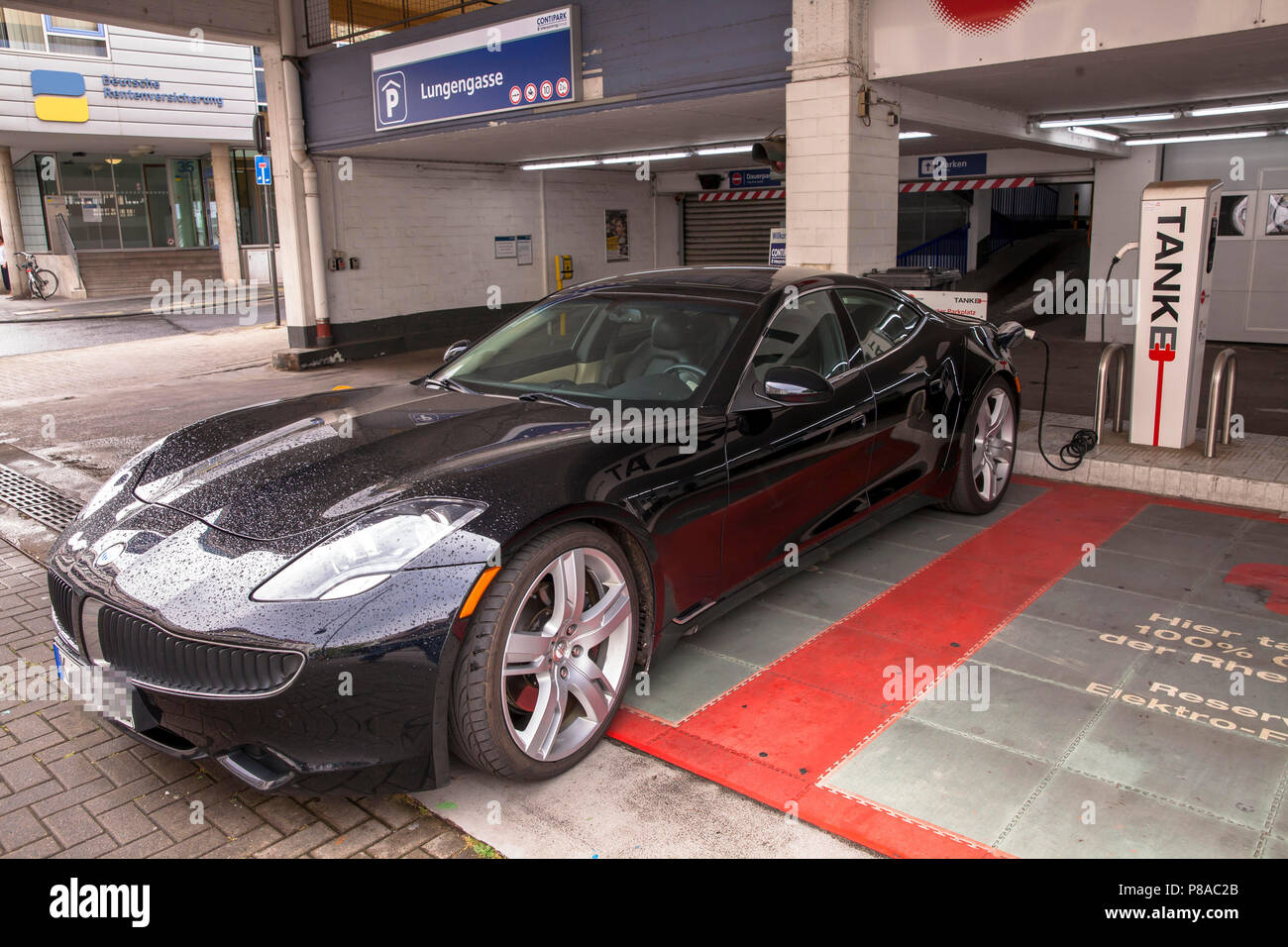 Auto elettrica Fisker Karma in corrispondenza di una stazione di carica in corrispondenza della strada Lungengasse, Colonia, Germania Fisker Karma un einer E-Tankstelle/Ladestation in der Lun Foto Stock