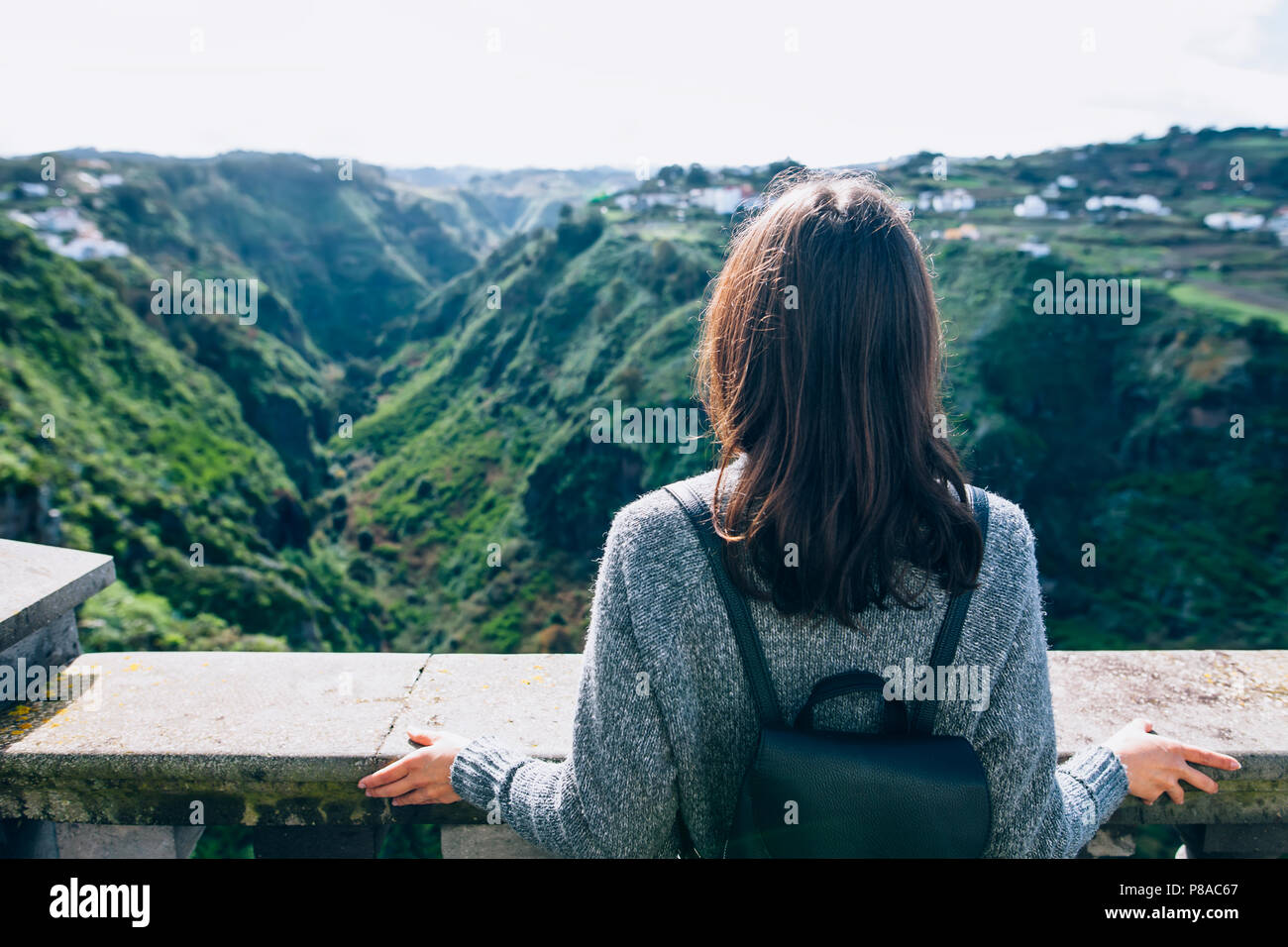 Vista posteriore del viaggiatore donna godendo la splendida Green canyon su Gran Canaria Isole Canarie Spagna. Il concetto di turismo Foto Stock