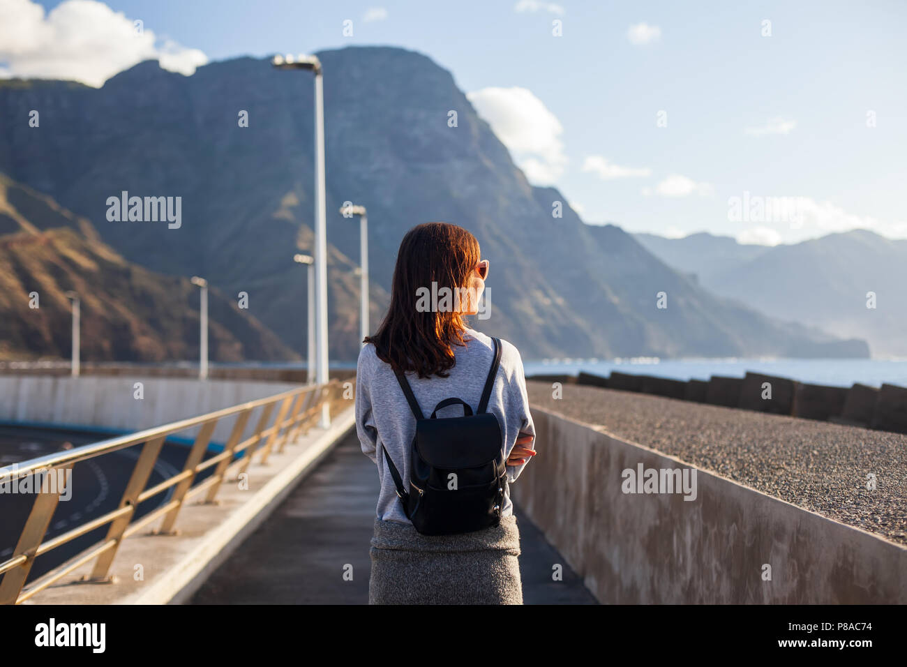 Giovane donna di viaggiatori di godersi il mare camminando sul terrapieno in Gran Canaria, Canarie lslands. Concetto di viaggio. Concetto di relax. Foto Stock