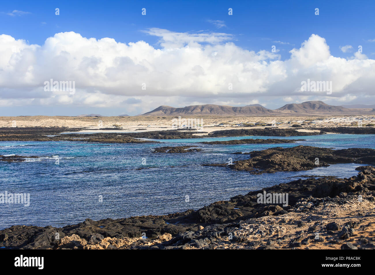 Bellissima vista della costa dell'oceano in Fuerteventura, Isole canarie, Spagna. La natura dello sfondo. La vacanza estiva concetto. Foto Stock
