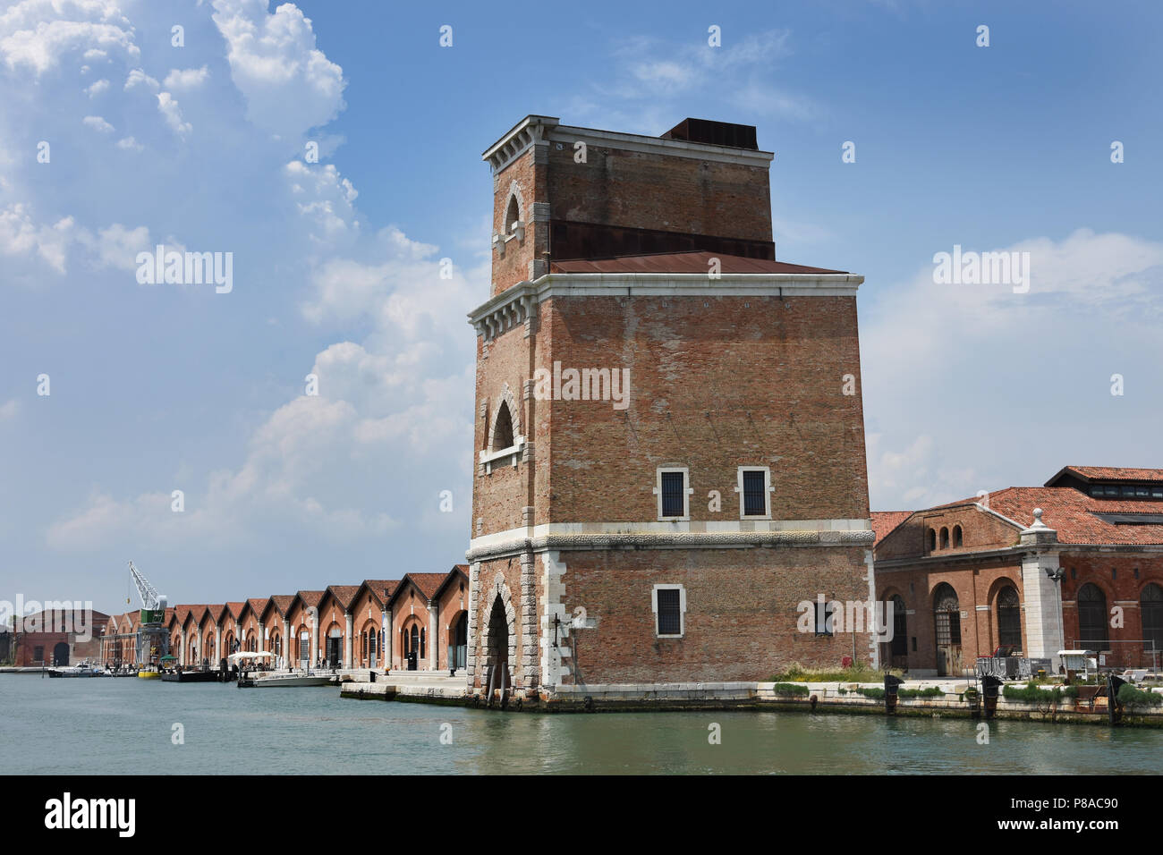Venezia, Castello, Porto Arsenale. Vista di vecchi edifici dal dock di Gaggiandre ,Italia ,l'italiano. Foto Stock