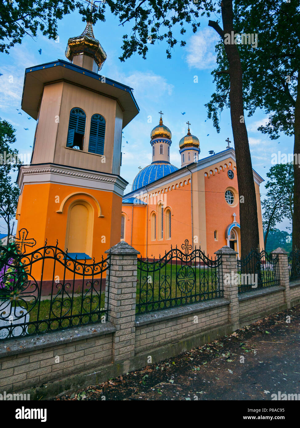 La doratura delle cupole della chiesa con le croci sul tetto della chiesa in piedi dietro un recinto di basso con un recinto di curva . Per il vostro design Foto Stock