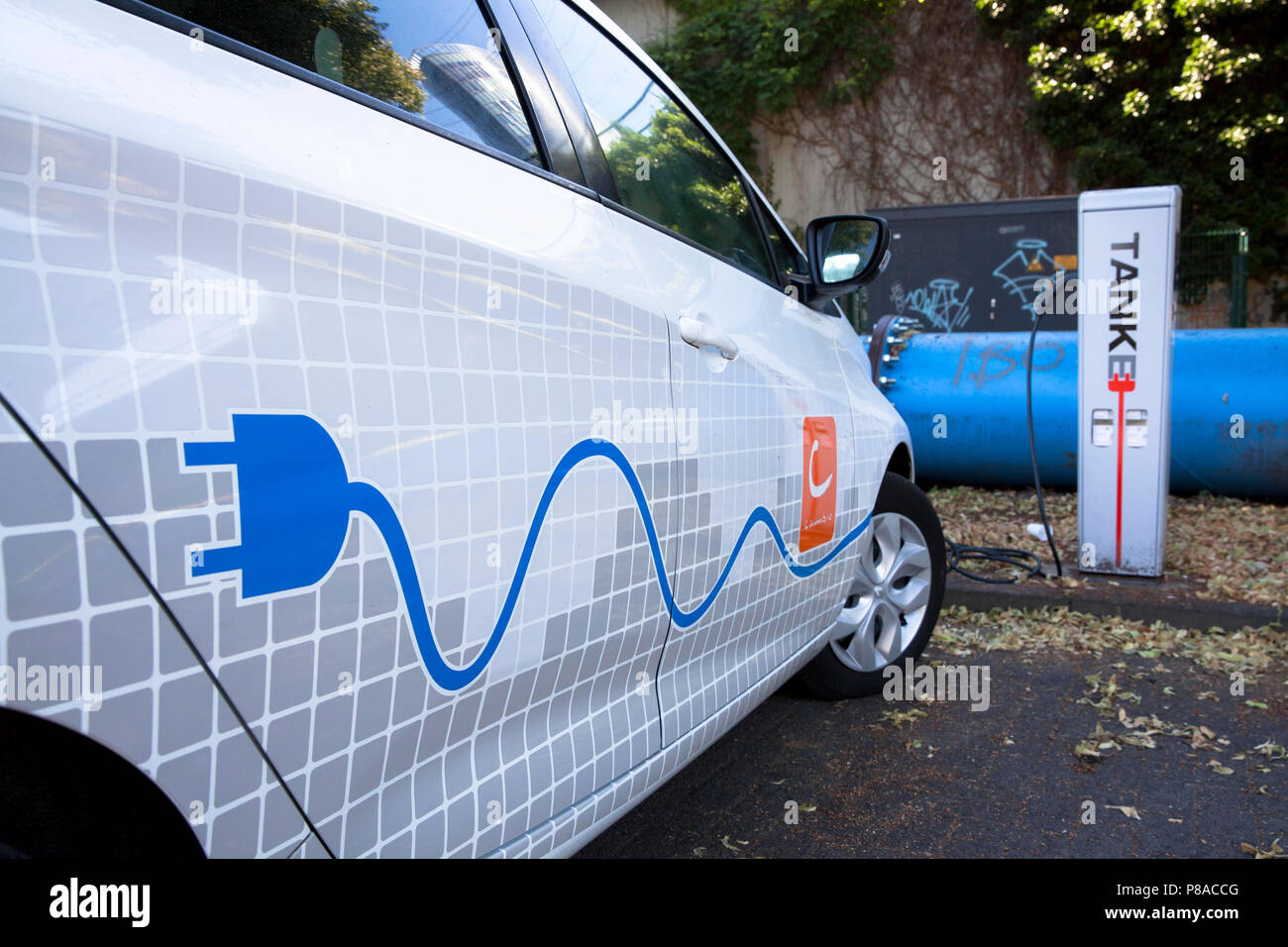 La Renault ZOE del carsharer cambio in corrispondenza di una stazione di carica dell'Mobilstation sulla Charles-de-Gaulle square nel quartiere Deutz di Colonia, Germania. Foto Stock