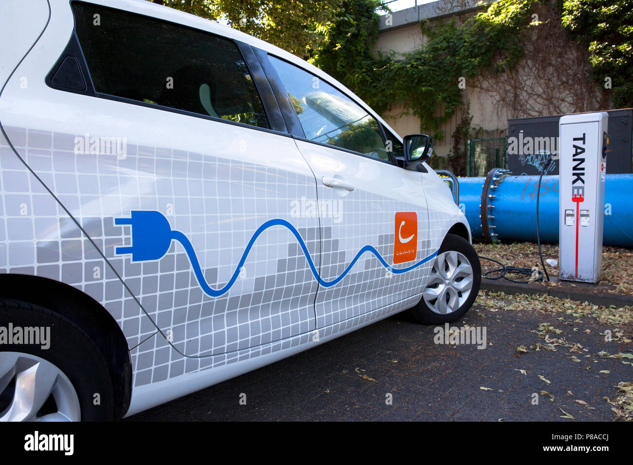 La Renault ZOE del carsharer cambio in corrispondenza di una stazione di carica dell'Mobilstation sulla Charles-de-Gaulle square nel quartiere Deutz di Colonia, Germania. Foto Stock