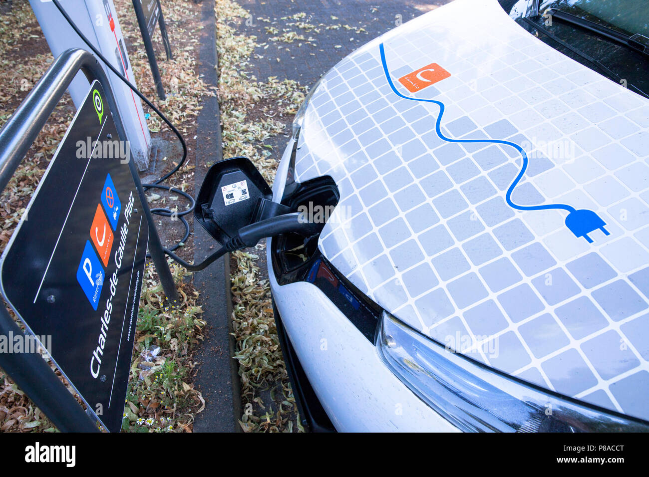 La Renault ZOE del carsharer cambio in corrispondenza di una stazione di carica dell'Mobilstation sulla Charles-de-Gaulle square nel quartiere Deutz di Colonia, Germania. Foto Stock