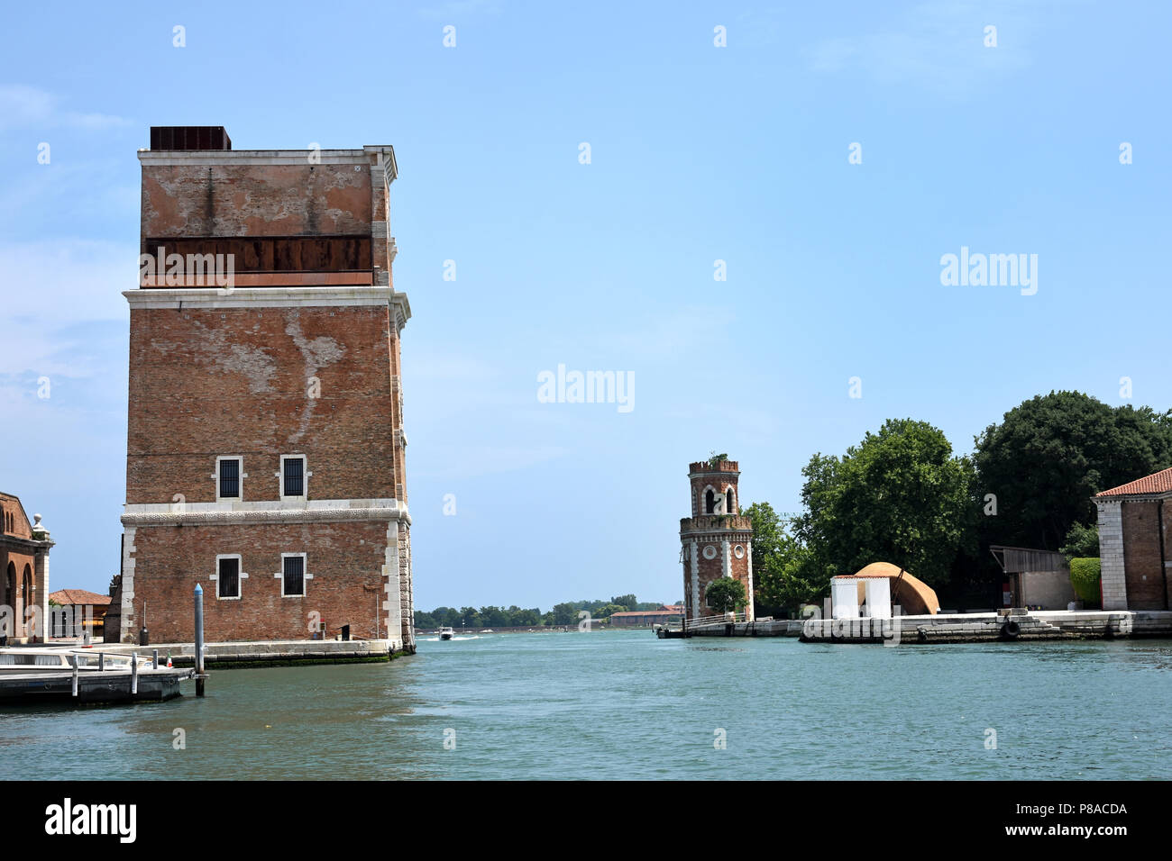Venezia, Castello, Porto Arsenale. Vista di vecchi edifici dal dock di Gaggiandre ,Italia ,l'italiano. Foto Stock