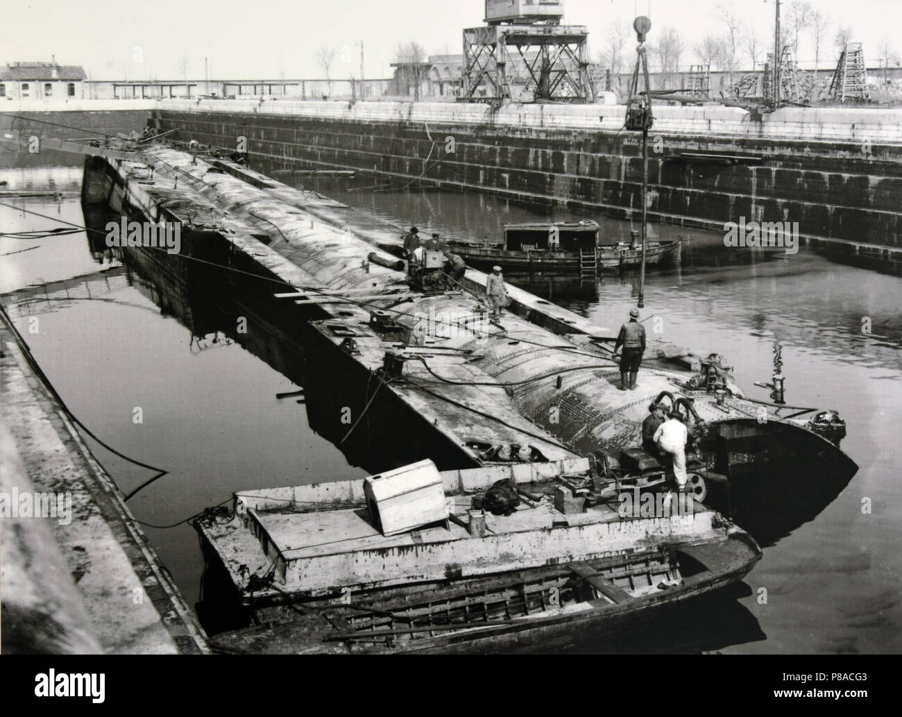 1939, lavora su un pontone in un bacino di Arsenale di Venezia, Castello, Porto Arsenale. Vista di vecchi edifici dal dock di Gaggiandre ,Italia ,l'italiano. Foto Stock
