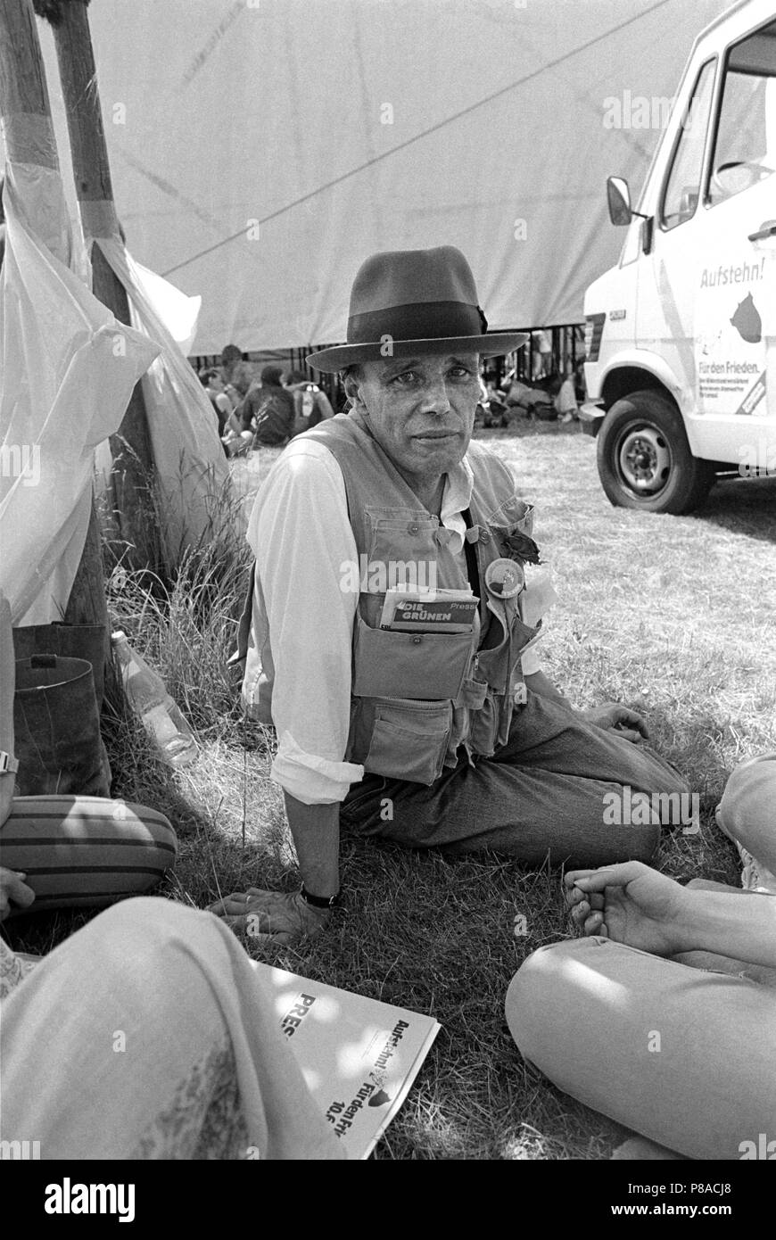 Joseph Beuys Krefeld, 12 maggio 1921 - Düsseldorf, Gennaio 23, 1986), pittore tedesco, scultore e artista. Qui nel giugno 1982 durante una manifestazione pacifista a Bonn Foto Stock