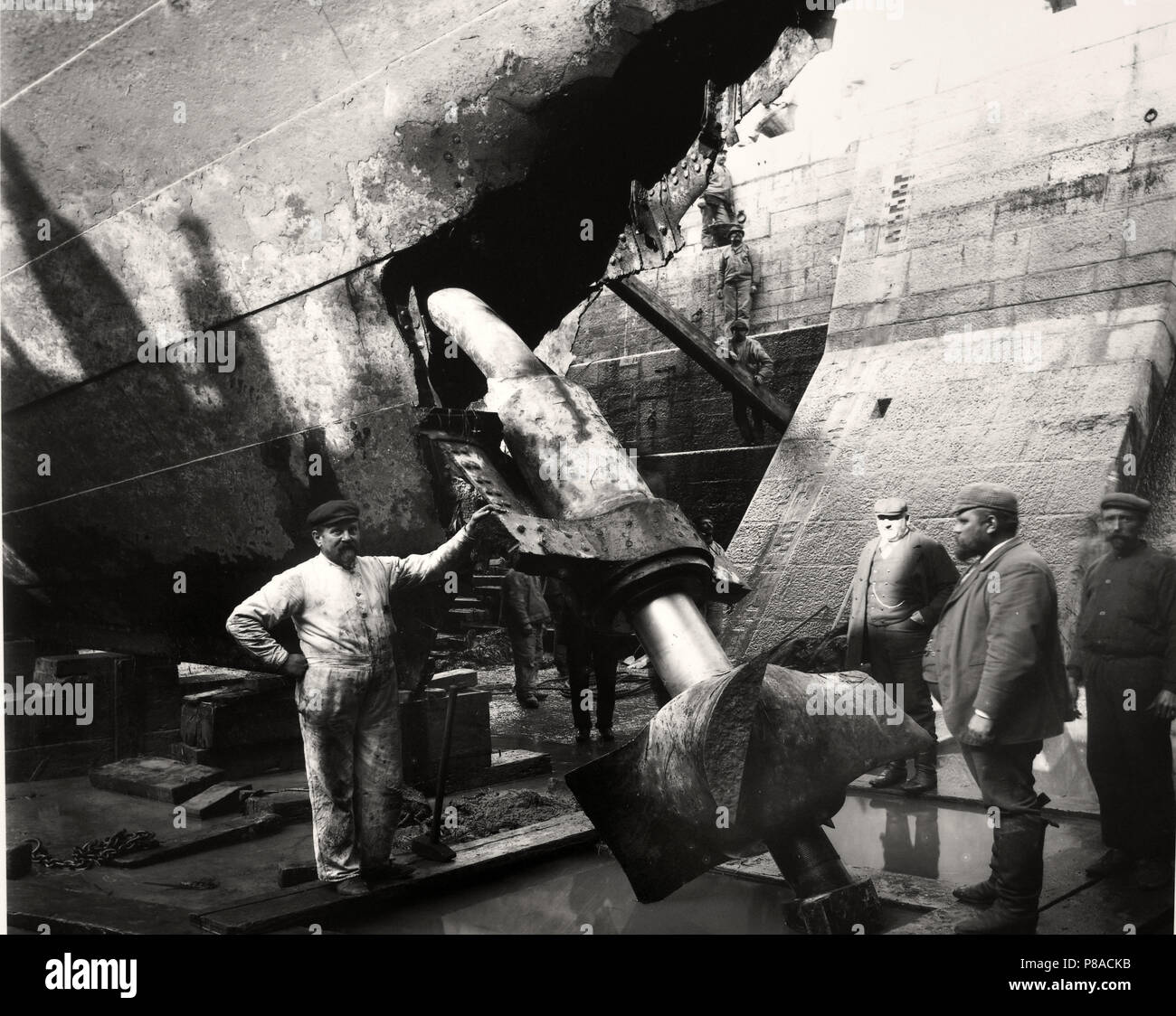 1 marzo, 1900, il sistema di cottura a vapore W.Symington nel dock per avaria Venezia, Castello, Porto Arsenale. Vista di vecchi edifici dal dock di Gaggiandre ,Italia ,l'italiano. Foto Stock