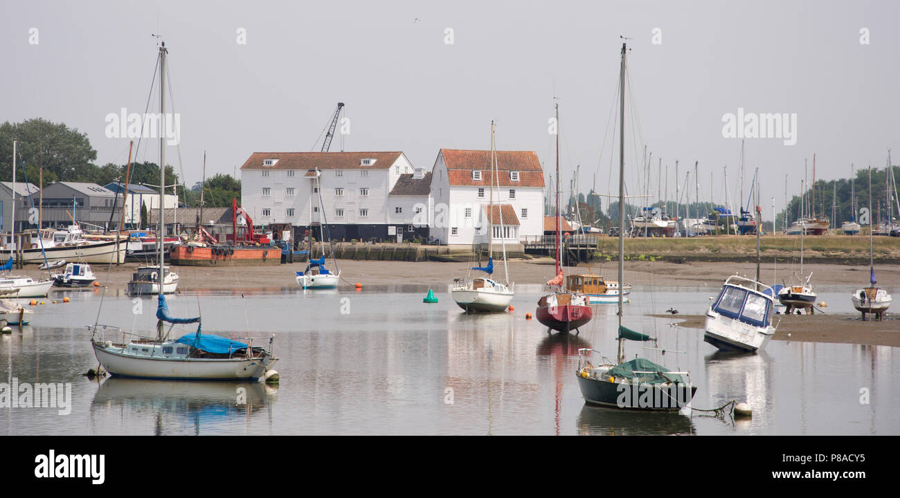 Paesaggio girato a media marea che mostra il mulino di marea a Woodbridge nel Suffolk REGNO UNITO che si trova lungo il fiume Deben Foto Stock