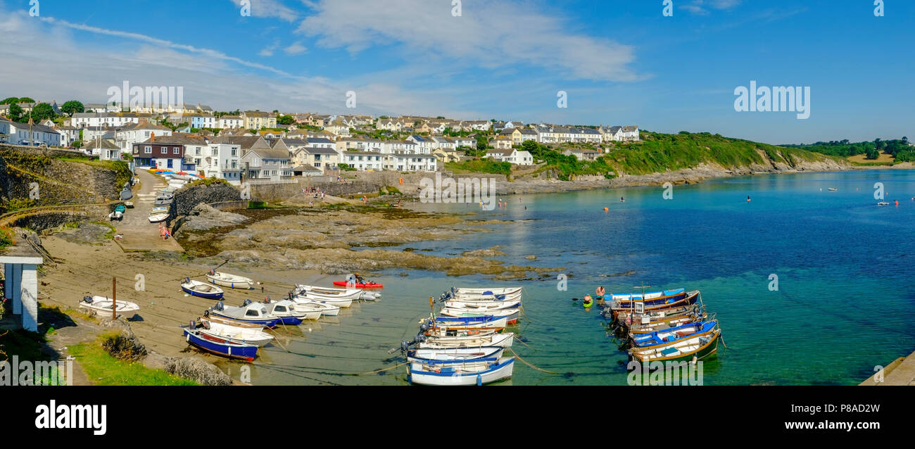 Portscatho, Cornwall, Regno Unito - 25 Luglio 2017: vacanzieri godere le brillanti acque blu della spiaggia vicino al porto a Portscatho, Cornwall, Regno Unito su una bella mattina d'estate. Portscatho è una famosa famiglia vacanza mare destinazione sulla penisola di Roseland. Foto Stock