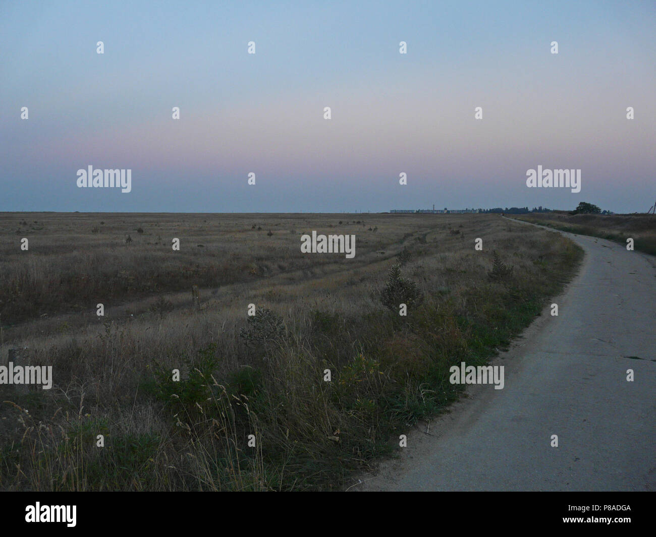 Una serata deserta campo con in piedi la distanza edifici ad alta . Per il vostro design Foto Stock