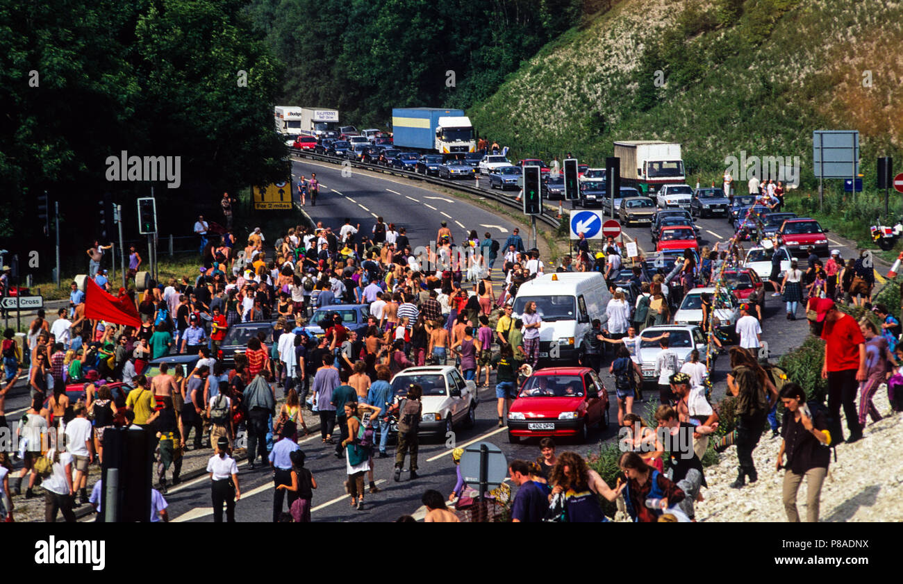 Anti manifestanti su strada, bloccare una33, Twyford Down autostrada di bypass, subito dopo la costruzione, Winchester, Hampshire, Inghilterra,UK, GB. Foto Stock