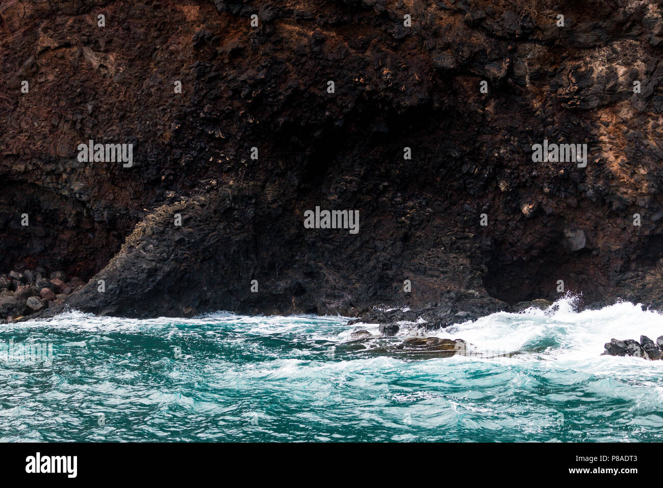 Un piccolo foro di sfiato sulla costa sud di Lana'i, Hawaii. Foto Stock