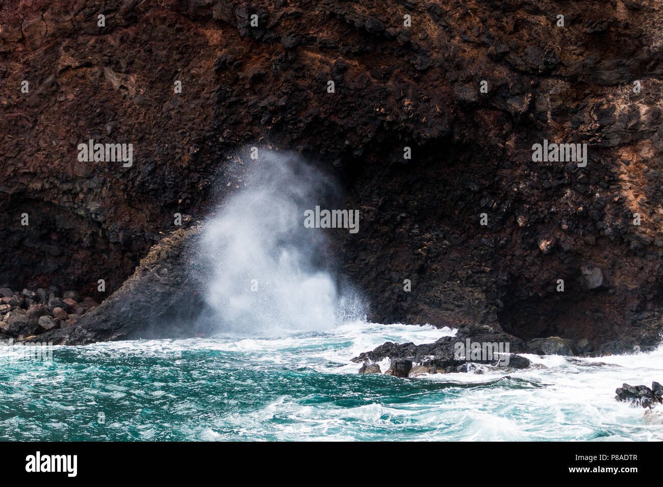 Un piccolo foro di sfiato sulla costa sud di Lana'i, Hawaii. Foto Stock