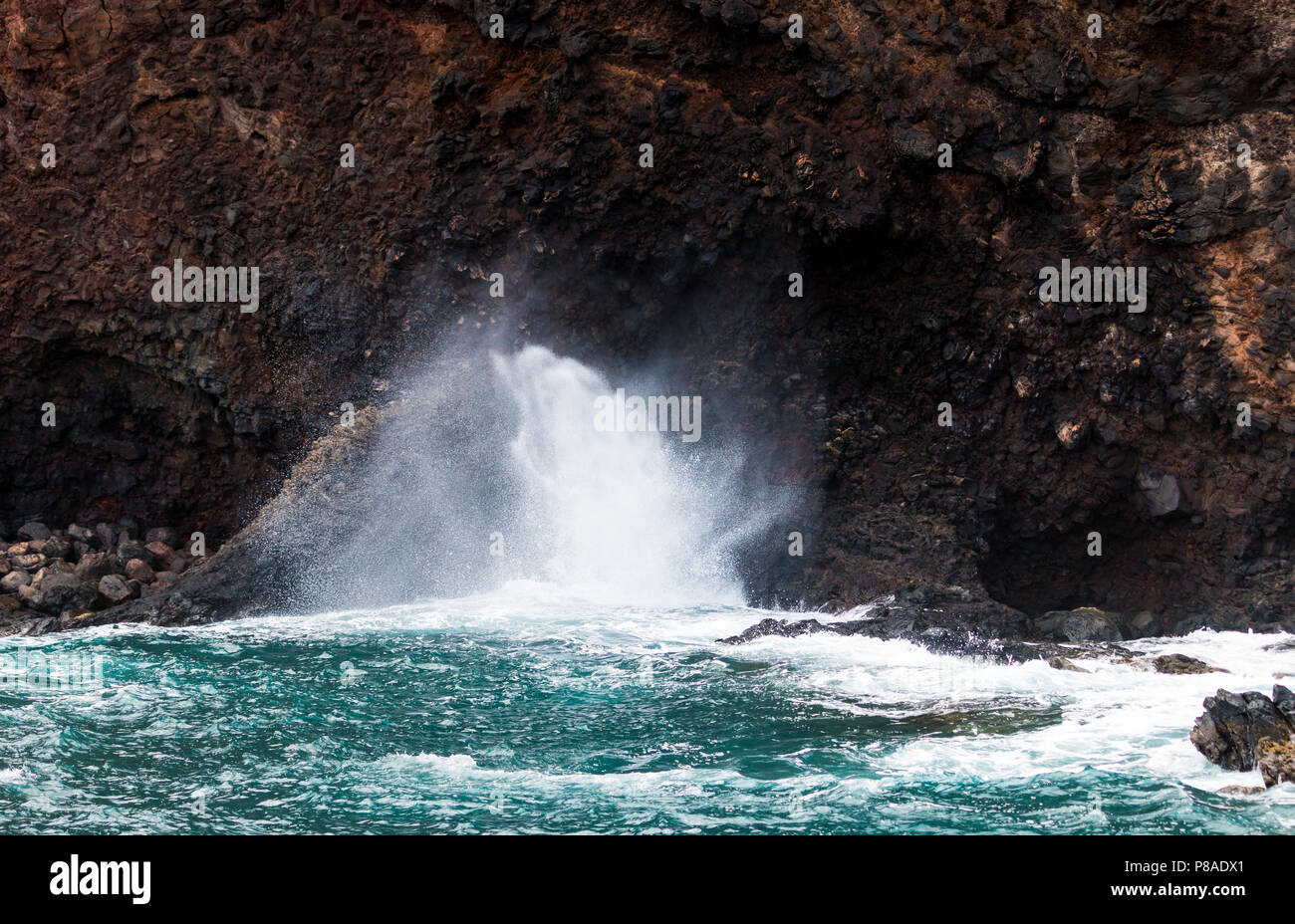 Un piccolo foro di sfiato sulla costa sud di Lana'i, Hawaii. Foto Stock