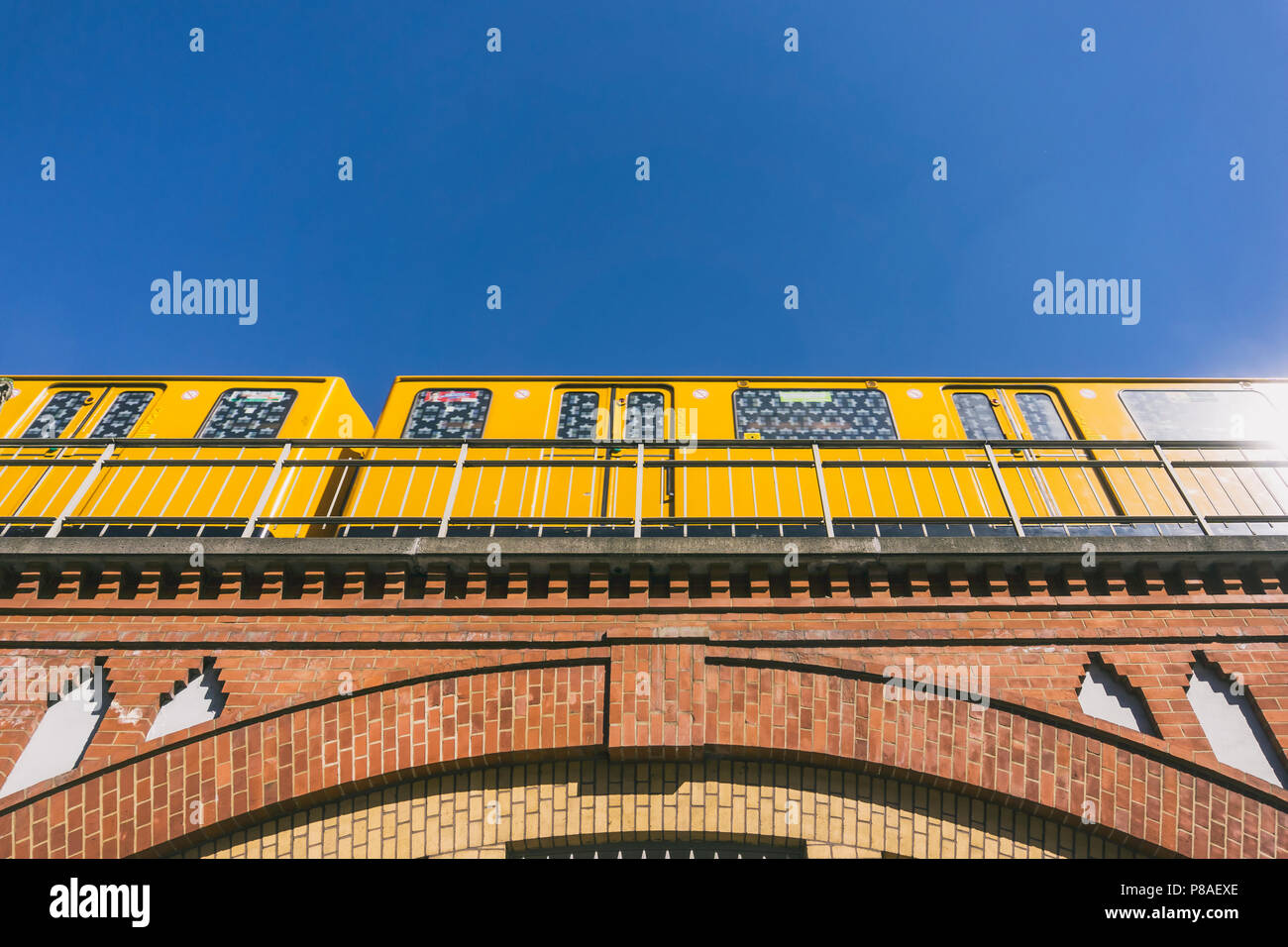 Berlino, Germania, 13 Maggio 2018: Giallo elevata via treno stazione di uscita Foto Stock