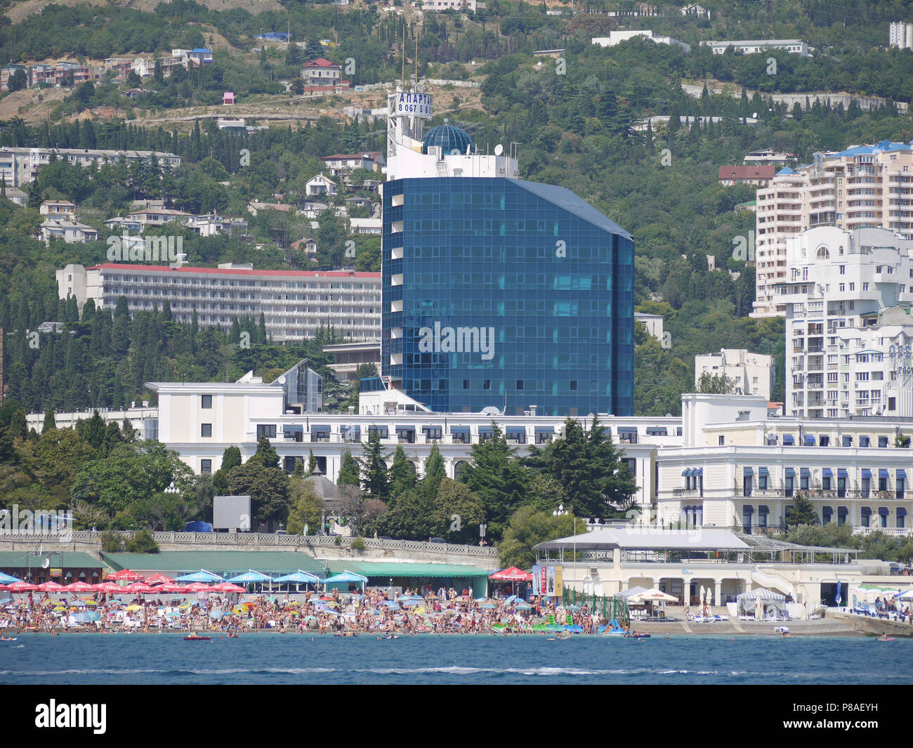 Vetro di elevata complesso di hotel sul lungomare con una vera e propria spiaggia . Per il vostro design Foto Stock
