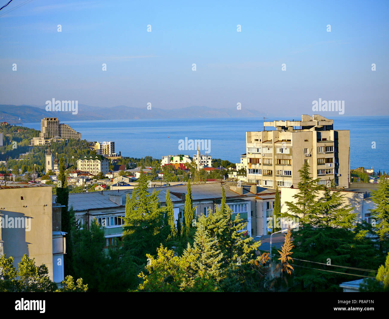 Panorama della città da edifici ad alta sullo sfondo del mare in estate una giornata di sole . Per il vostro design Foto Stock