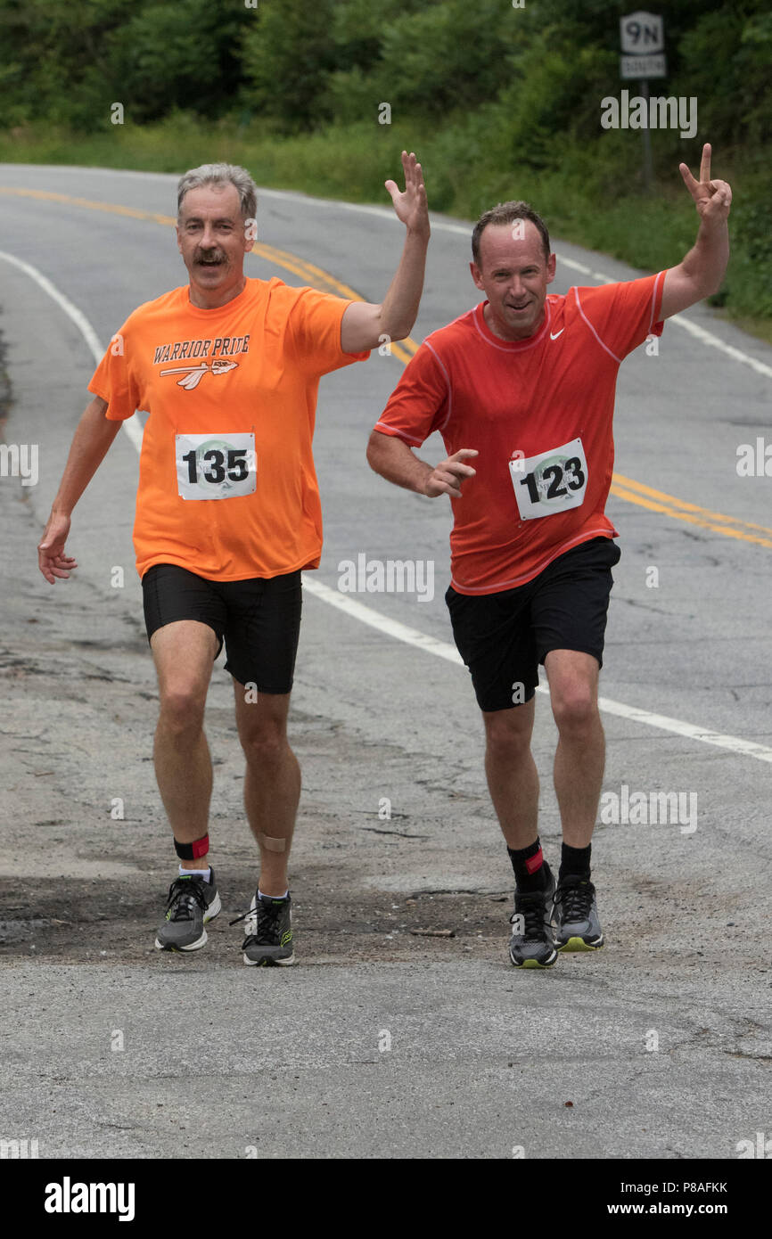 Stewart Cartwright (L) e Mark Lucier durante la seconda esecuzione segmento al 2018 Aia Festival Endurance Duathlon Foto Stock