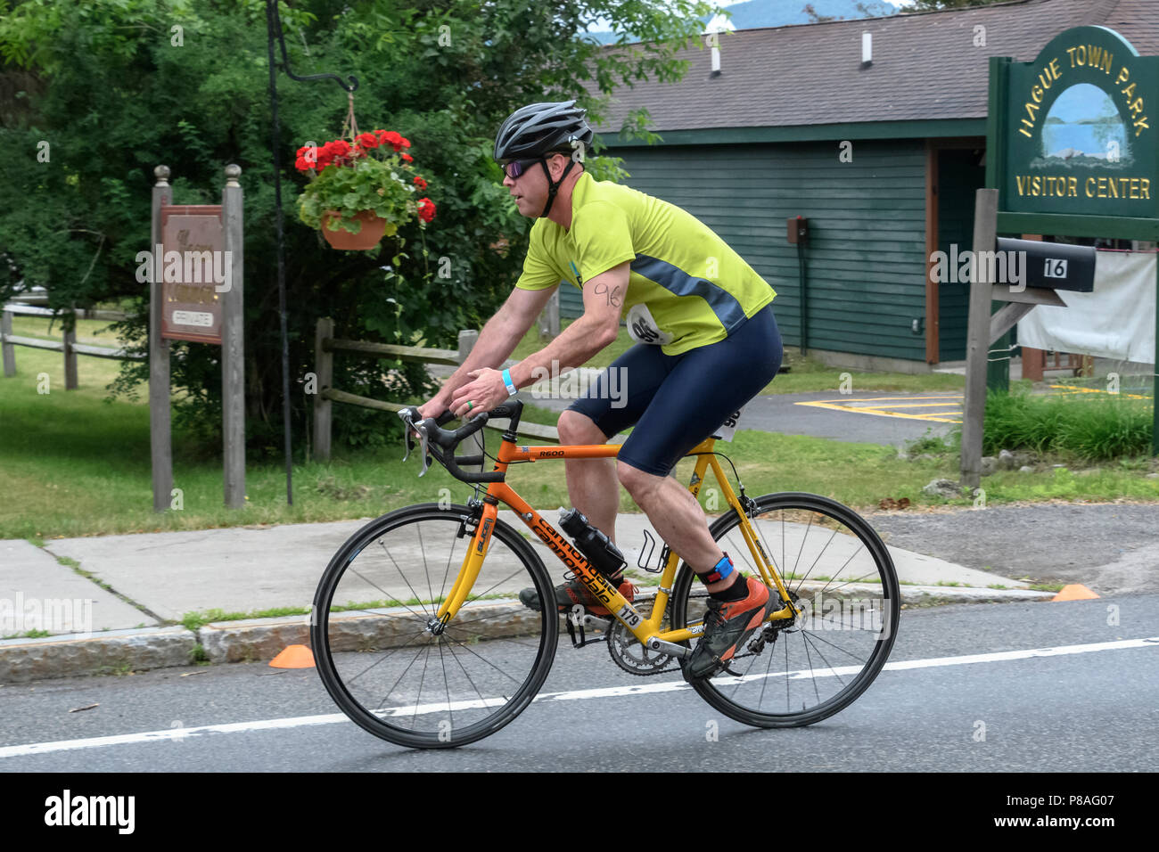 Scotty vetro durante il segmento moto nel 2018 Aia Endurance Festival Triathlon Sprint Foto Stock