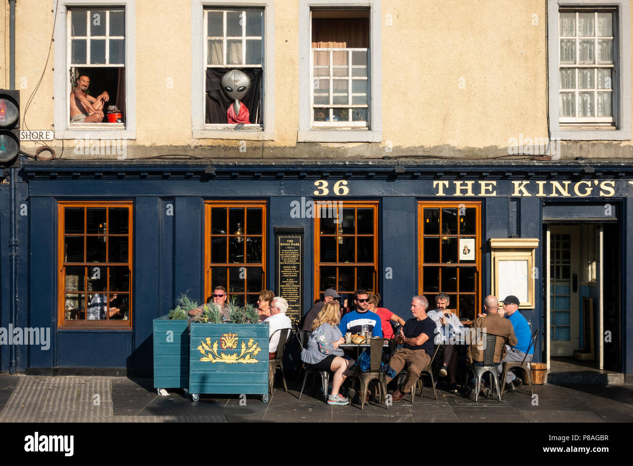 Di sera il sole estivo sul re Wark pub sulla riva in Leith, Edimburgo, Scozia, Regno Unito Foto Stock