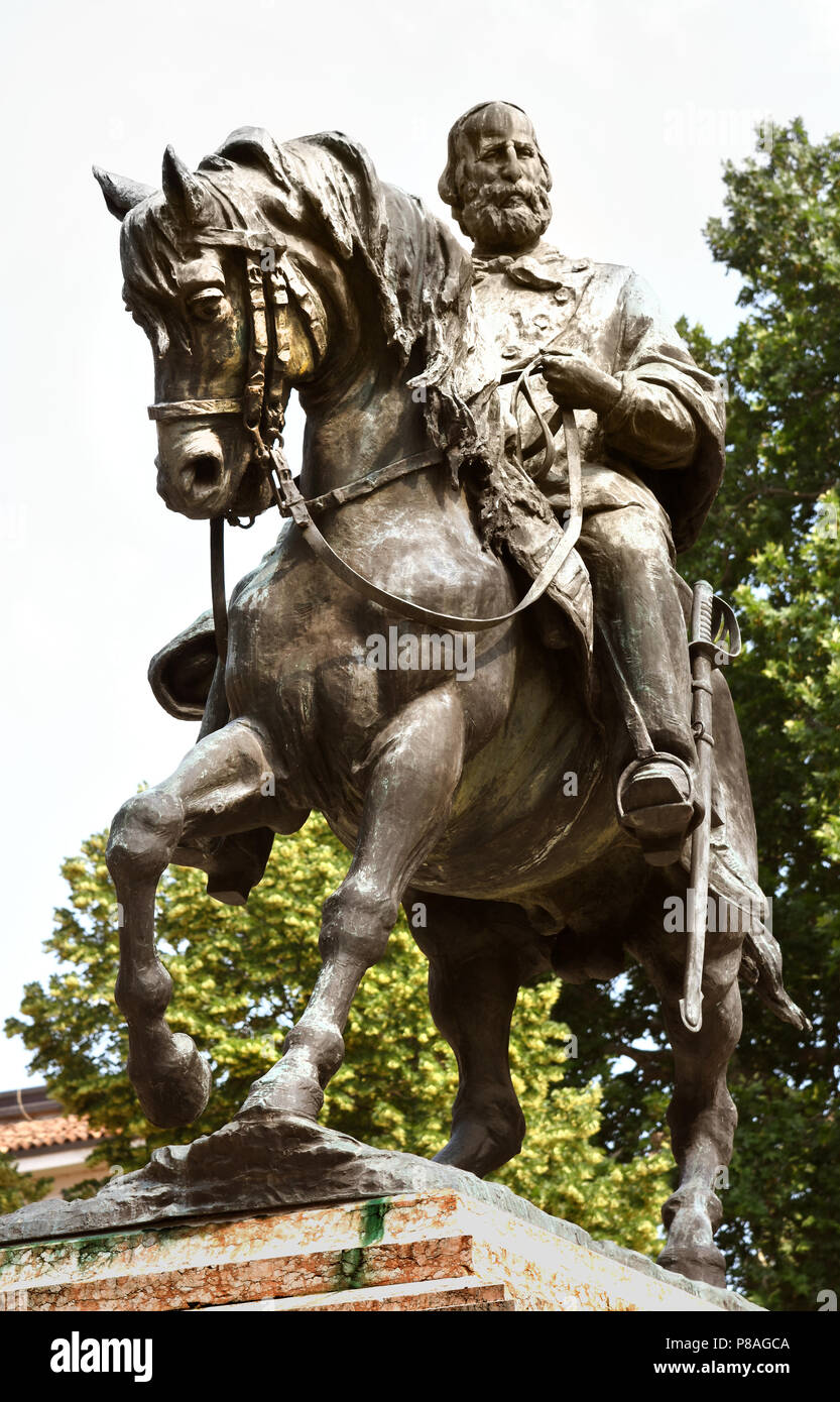 Il monumento a Giuseppe Garibaldi a Verona da Pietro Bordini 1887 la città di Verona in Veneto, Italia, italiano. ( Giuseppe Garibaldi 1807 - 1882 il generale italiano e nazionalista. Un repubblicano, ha contribuito all'unificazione italiana e la creazione del Regno d'Italia. ) Foto Stock