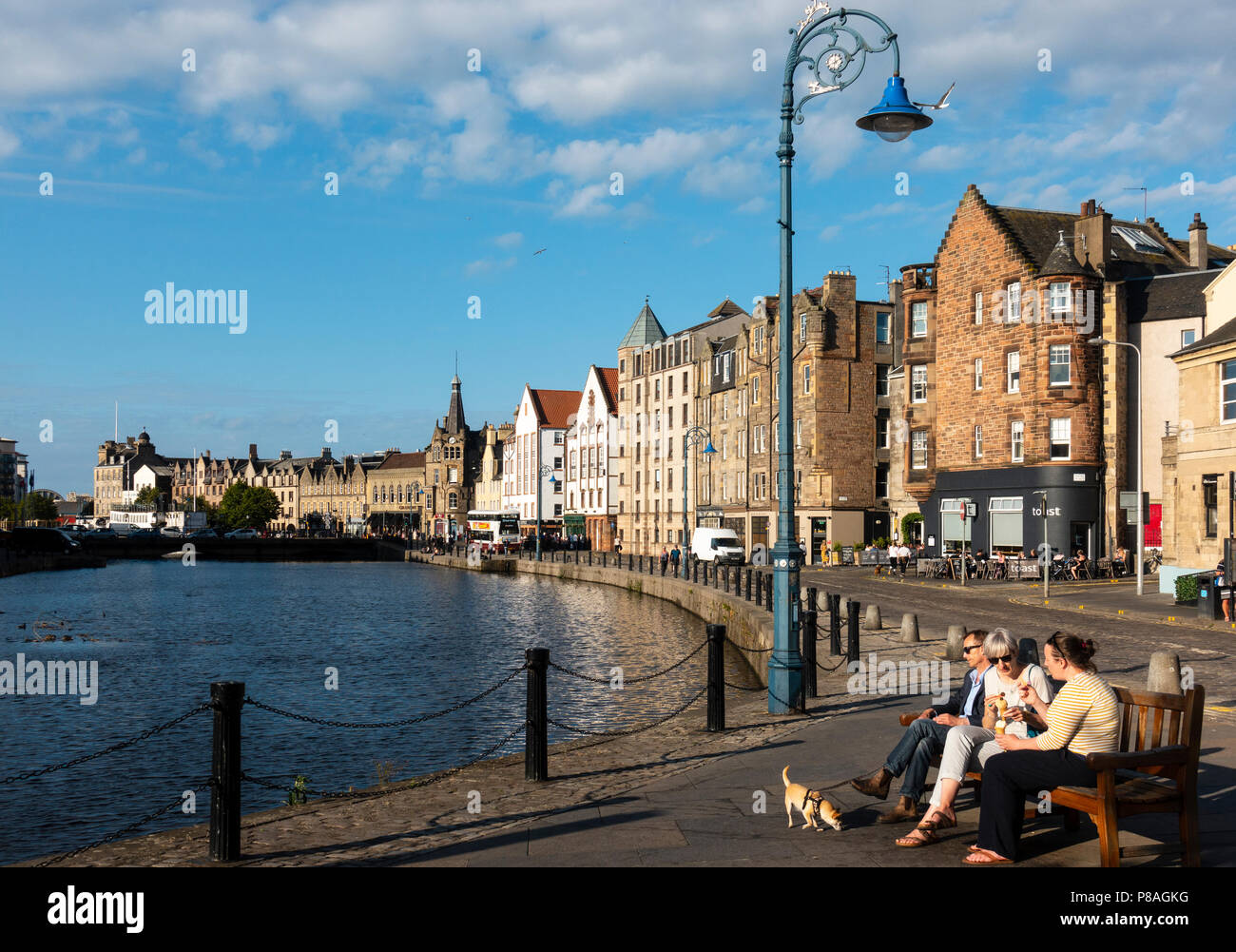 Di sera il sole estivo sulla riva accanto all'acqua di Leith in Leith, Edimburgo, Scozia, Regno Unito Foto Stock