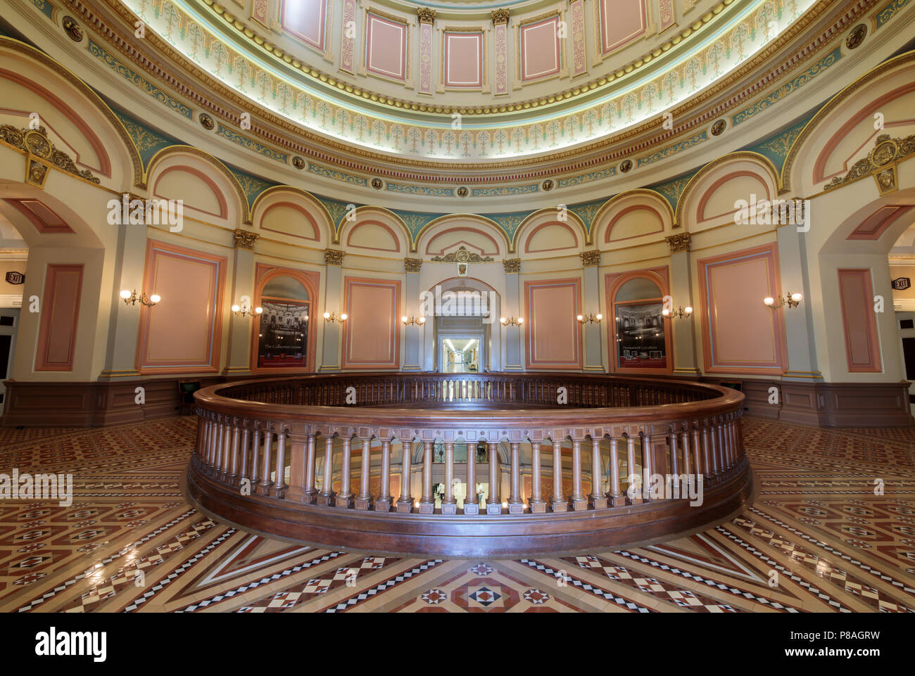 Sacramento, California - Luglio 6, 2018: California State Capitol di secondo piano rotunda. Foto Stock