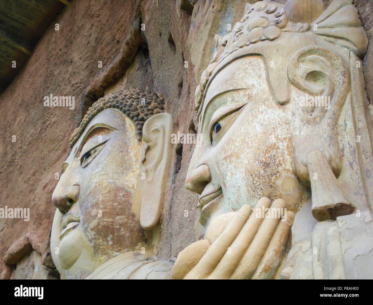 Stone statue buddiste presso le grotte di Maijishan nel Gansu, Cina. Foto Stock
