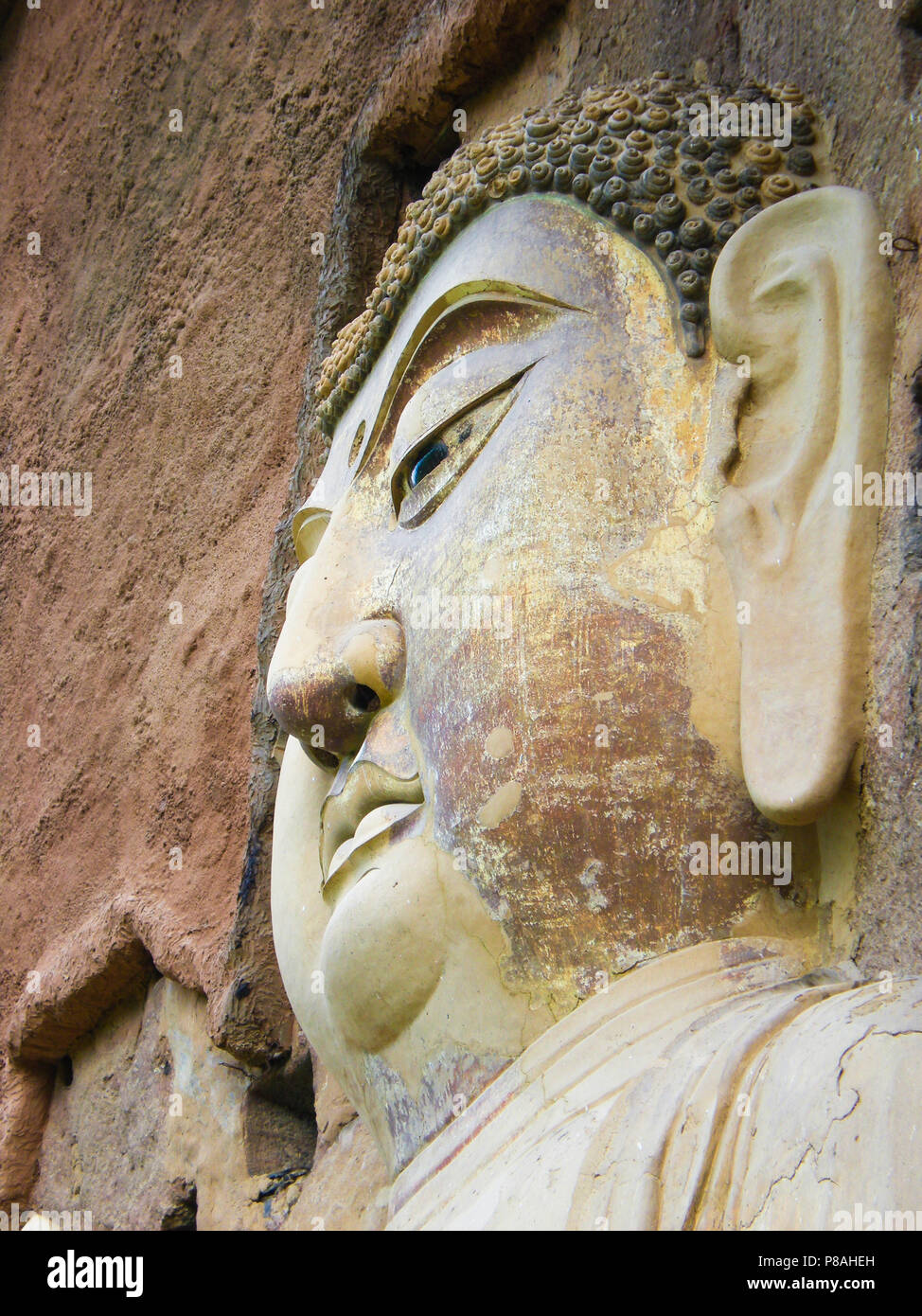 Stone statua del Buddha presso le grotte di Maijishan nel Gansu, Cina. Foto Stock