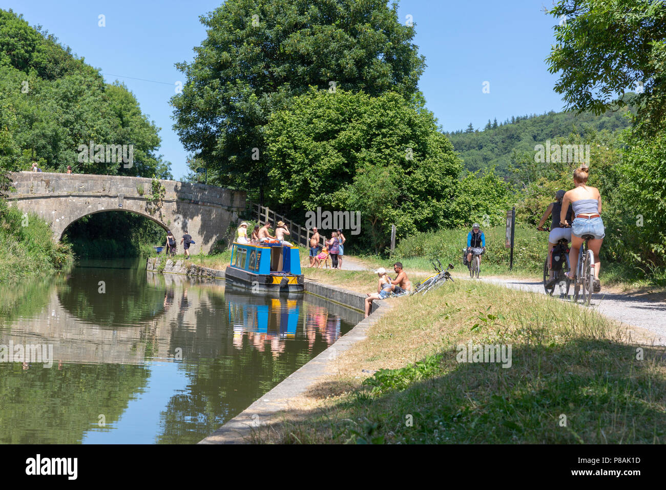 BATH, Regno Unito - 30 Giugno 2018 : GIORNATA D'estate sul Kennet and Avon Canal vicino Claverton nel Somerset, Inghilterra. Escursionisti, ciclisti, diportisti e pescatori enjoyi Foto Stock