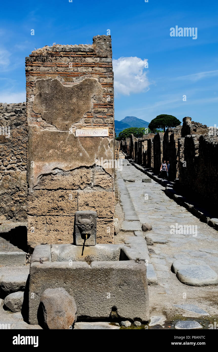 Fontana pubblica nelle strade di Pompei Foto Stock