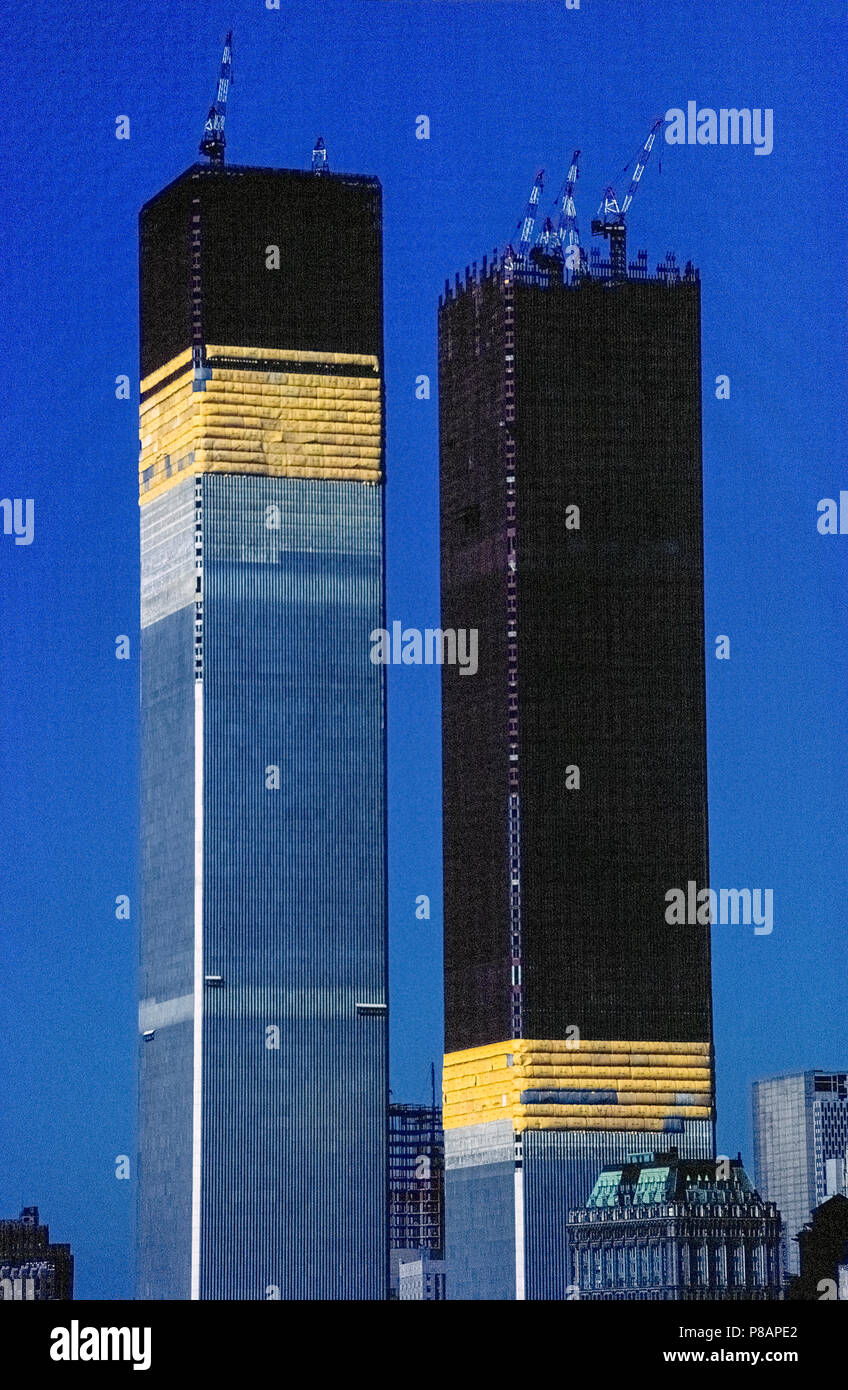 Un close-up originale del World Trade Center Twin Towers in costruzione nel 1971 come si vede dal Fiume Hudson nella città di New York, New York, Stati Uniti d'America. La costruzione della torre nord (sinistra) iniziò nel 1968 e la Torre Sud nel 1969. Entrambe le strutture sono state concluse e occupato per un decennio prima che essi collassato su Settembre 11, 2001, dopo essere stato colpito da due jetliners passeggeri dirottato da terroristi. Un totale di 2,606 persone morirono negli edifici durante il disastro. In corrispondenza di un tempo di queste imponenti strutture gemelle del primo World Trade Center (WTC) erano gli edifici più alti del mondo. Foto Stock